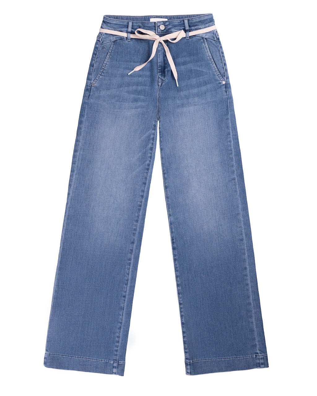 DEW Flared Soft Denim in Medium Blue: High-waist Jeans mit ausgestelltem Bein, französische Taschen und beigefarbener Bindegürtel.