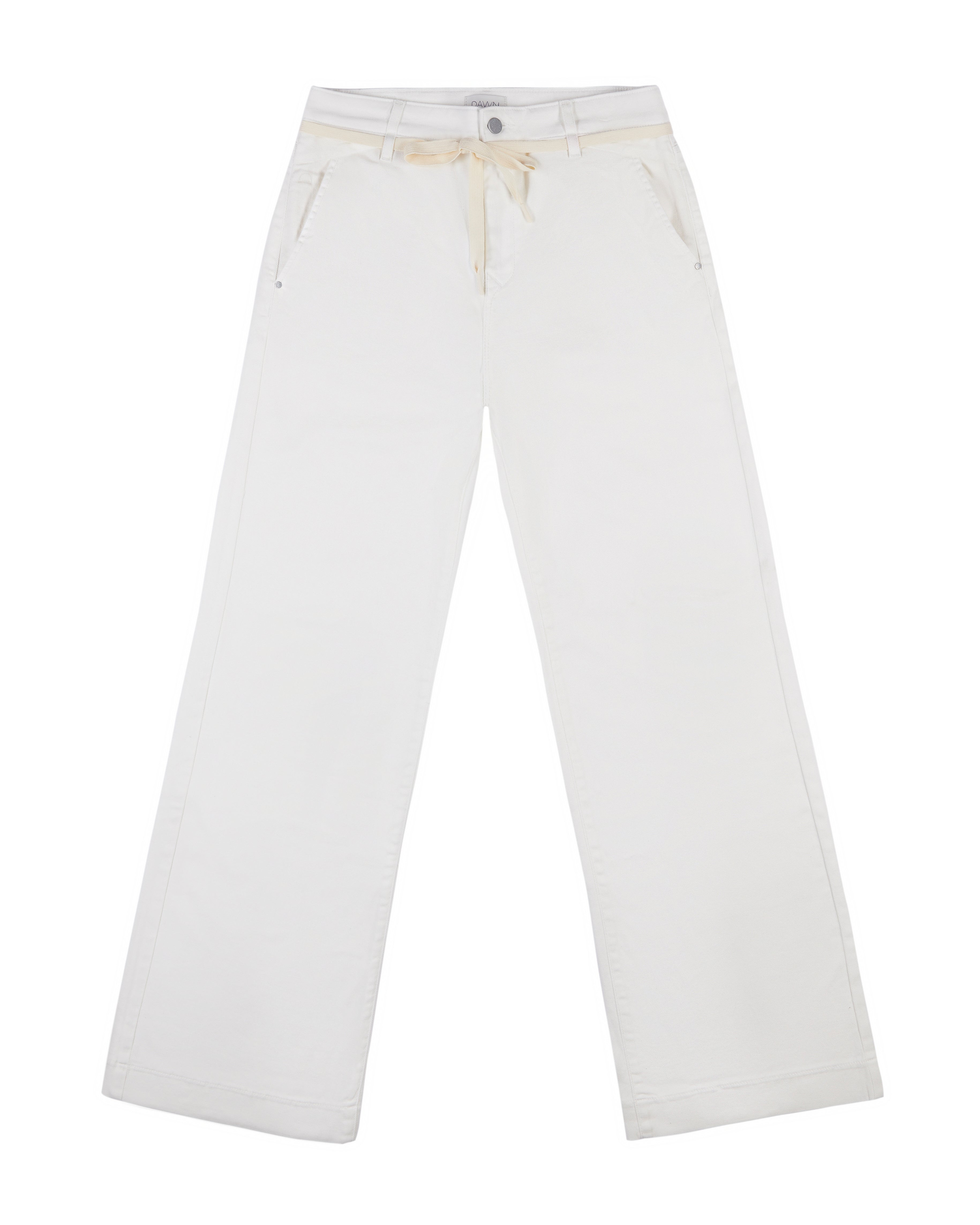 Weiße DEW Cropped Flared Jeans mit hohem Bund, französischen Taschen und beigem Gürtel; Organic Soft Denim mit Stretch.