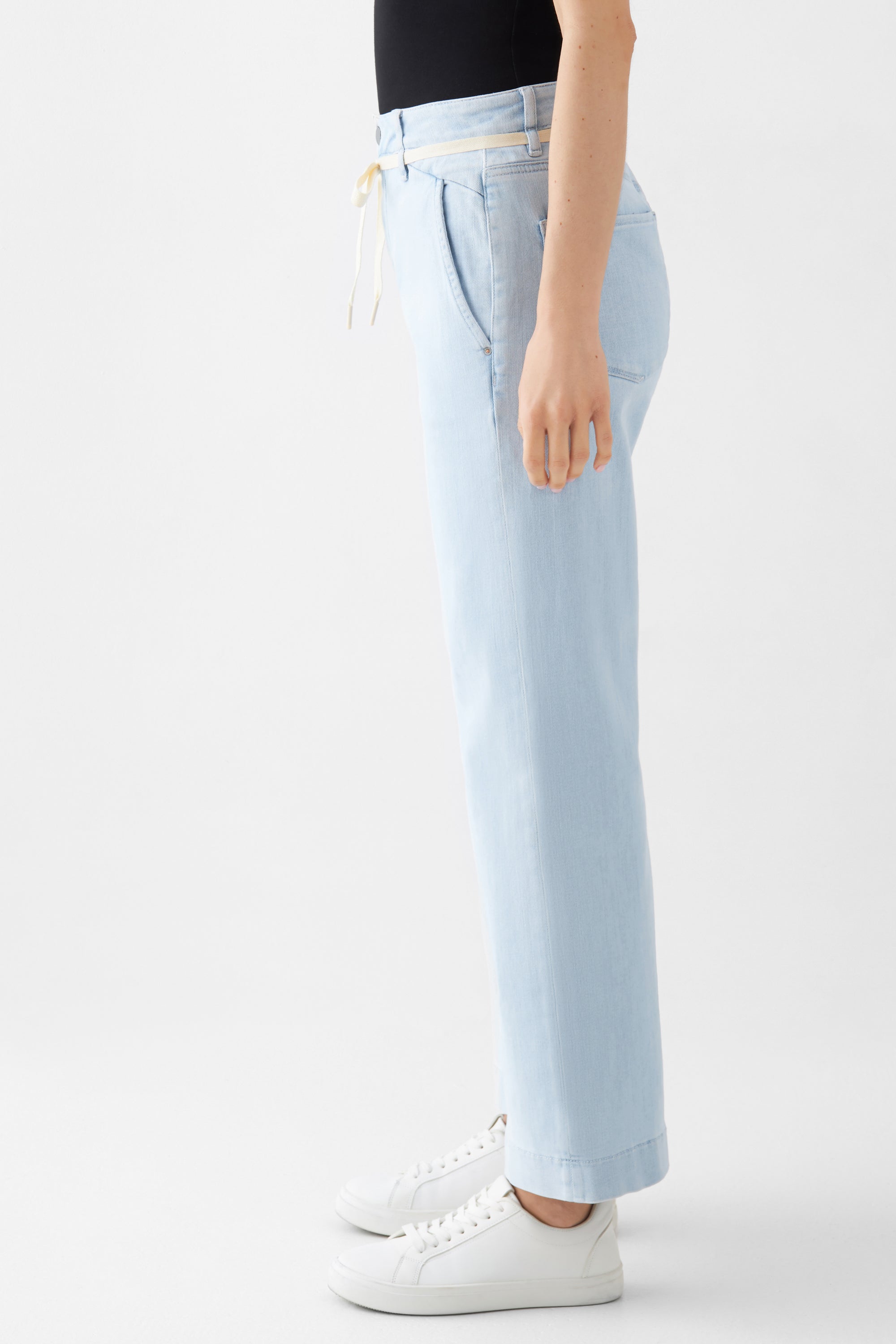 DEW Cropped Flared Denim in Bright Blue: hohe Taille, ausgestelltes Bein, französische Taschen – seitliche Ansicht der Jeans.