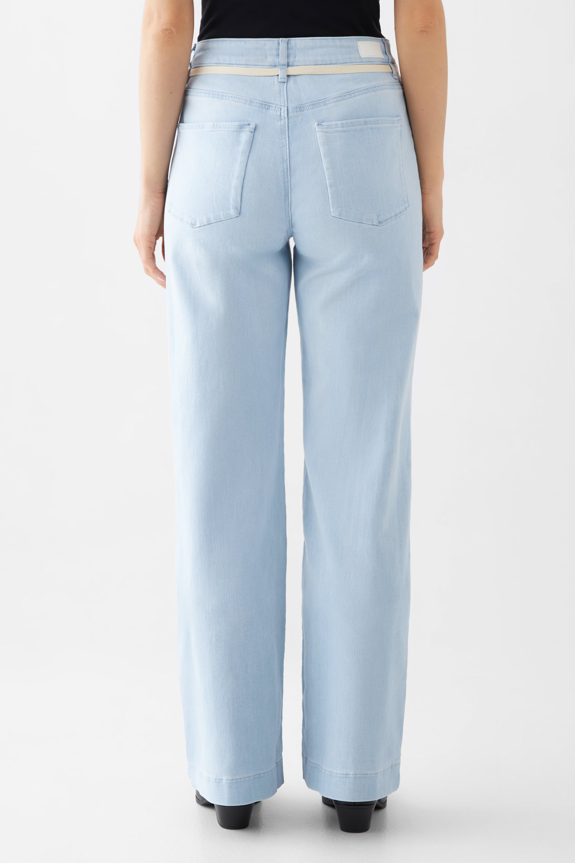 Rückansicht der DEW Flared Soft Denim in Bright Blue – hohe Taille, ausgestelltes Bein, französische Taschen, heller Denim.