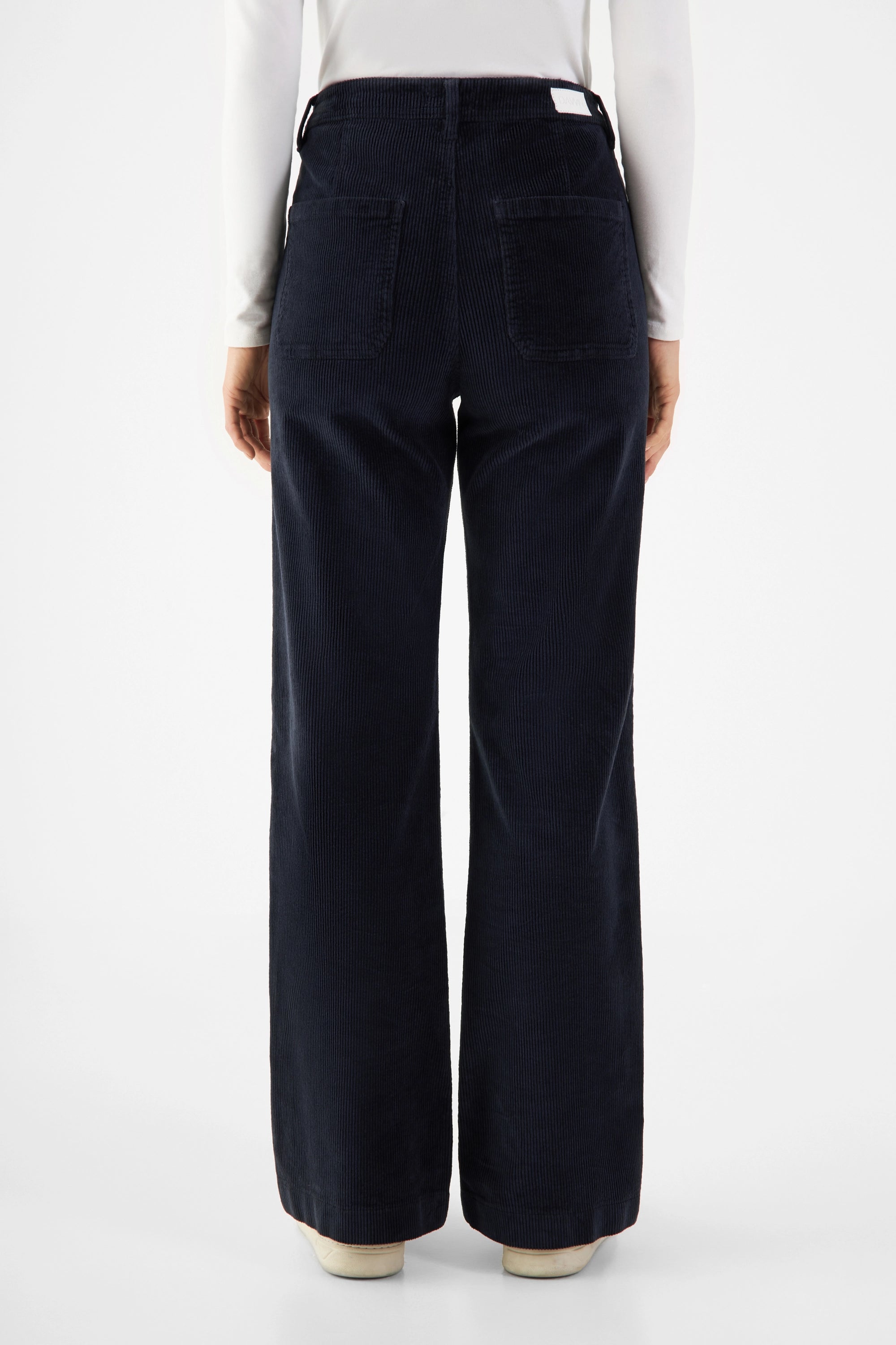 Dunkelblaue Cordhose DEW Sailor im Flared-Fit, High Waist, Organic Stretch Cord – zwei aufgesetzte Gesäßtaschen (Rückenansicht).