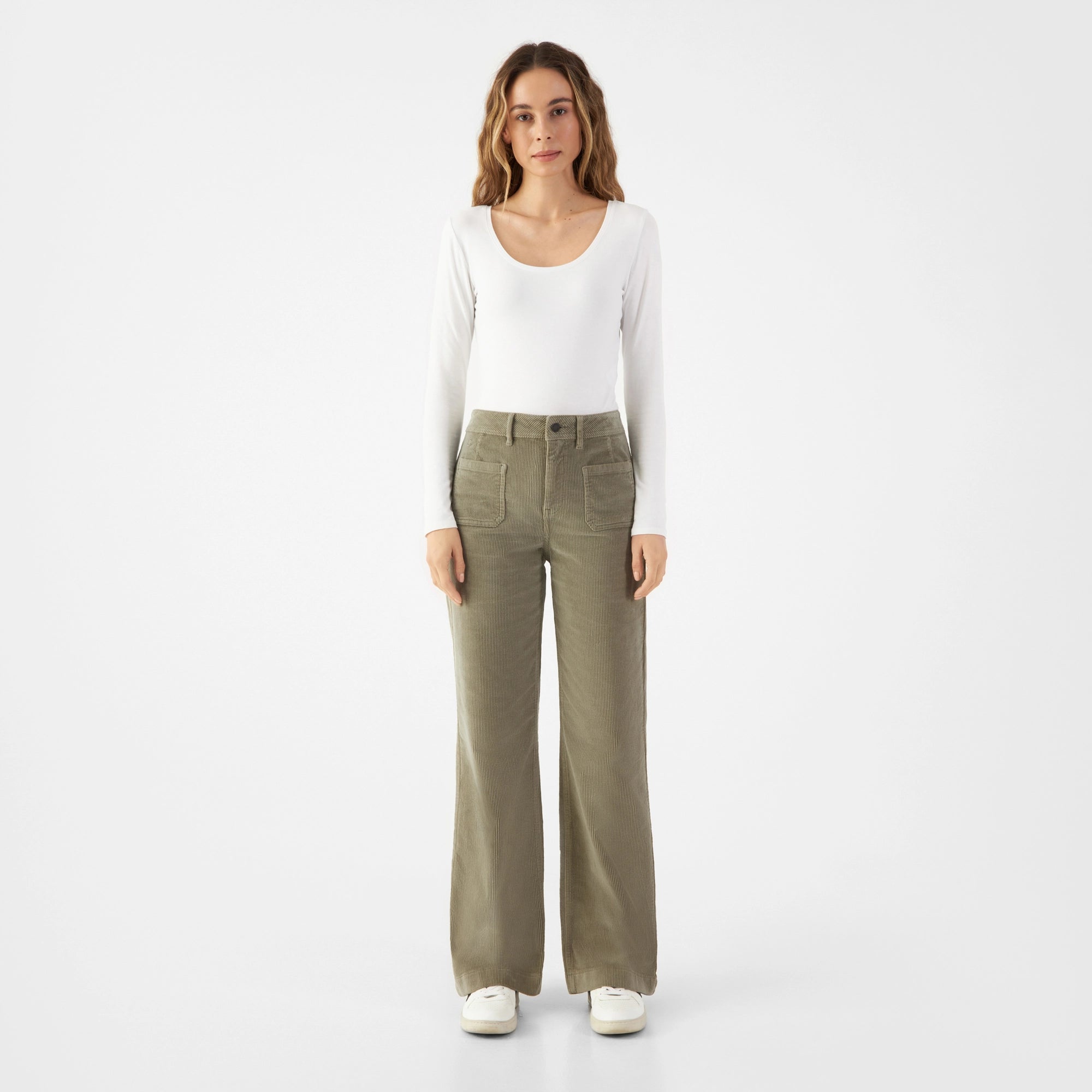 DEW Sailor Flared Corduroy in Sage Green – High-Waist Hose mit vorn und hinten aufgesetzten Taschen, aus Organic Stretch Cord.