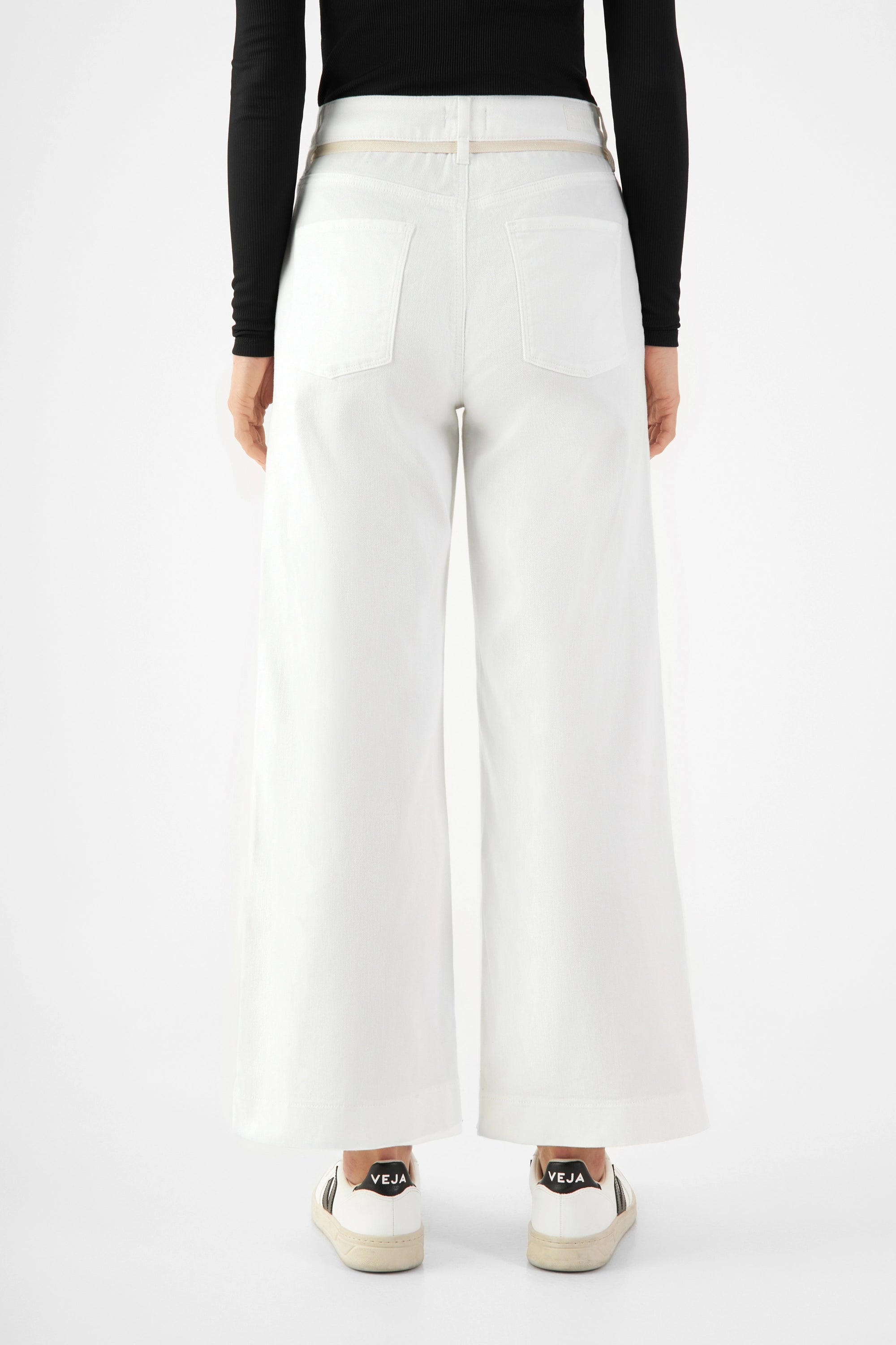 Weiße DEW Cropped-Jeans mit hohem Bund und ausgestelltem Bein; Rückenansicht mit zwei Gesäßtaschen.