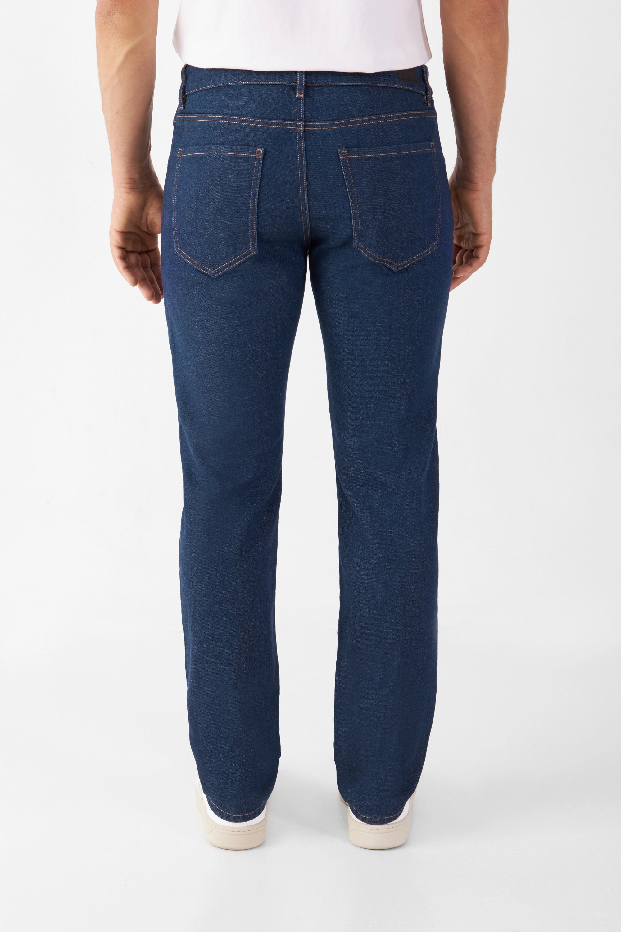 DUSK Regular Straight Jeans in Classic Blue, Rückenansicht eines Models; mittelhohe Taille, gerades Bein, Kontrast-Nähte an den Gesäßtaschen.