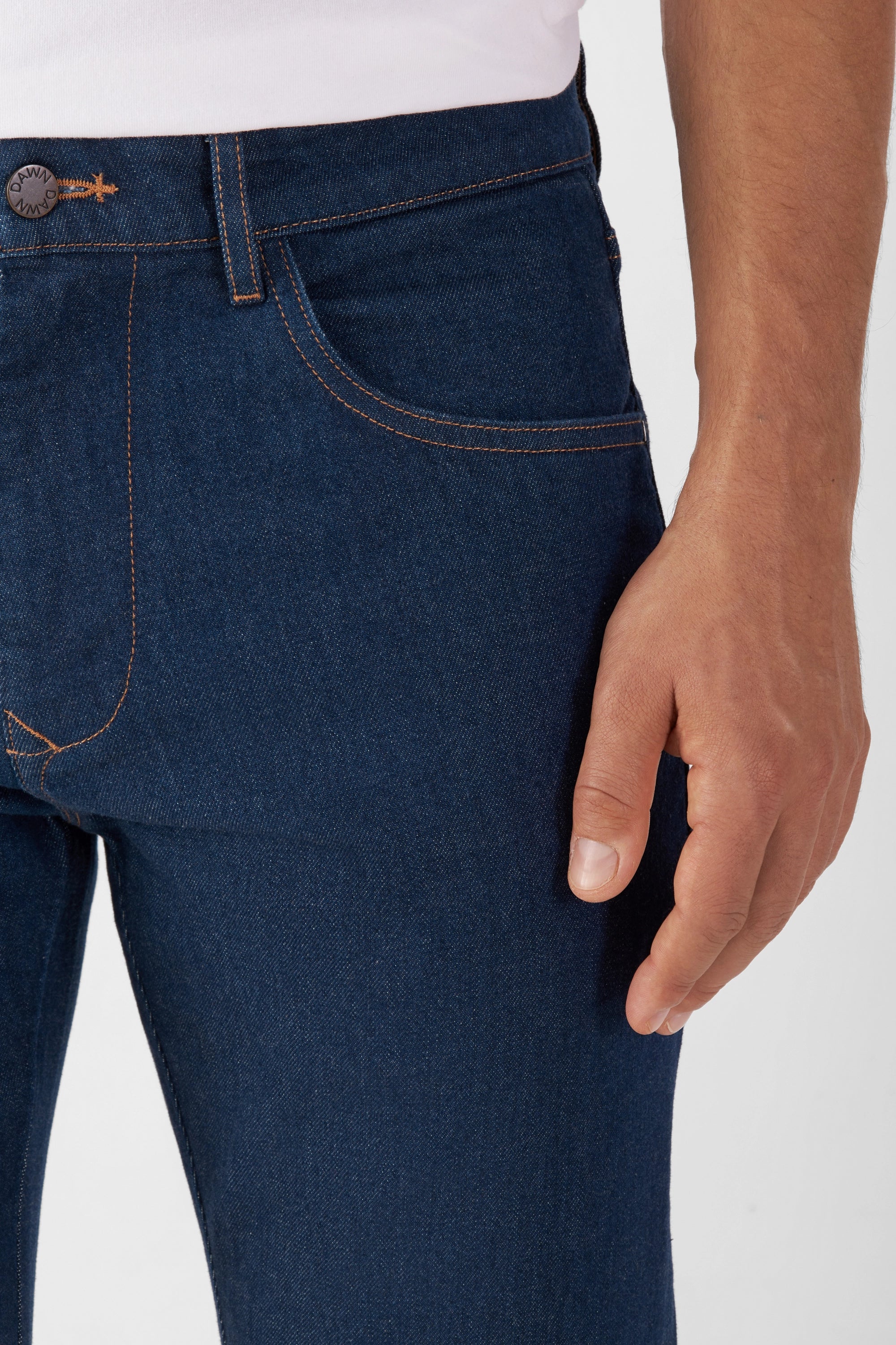 DUSK Regular Slim Fit Jeans in Classic Blue – Vorderansicht der Taillenpartie mit Gürtel-Schlaufe, Knopf und orange Kontrastnähten; gerades Bein.