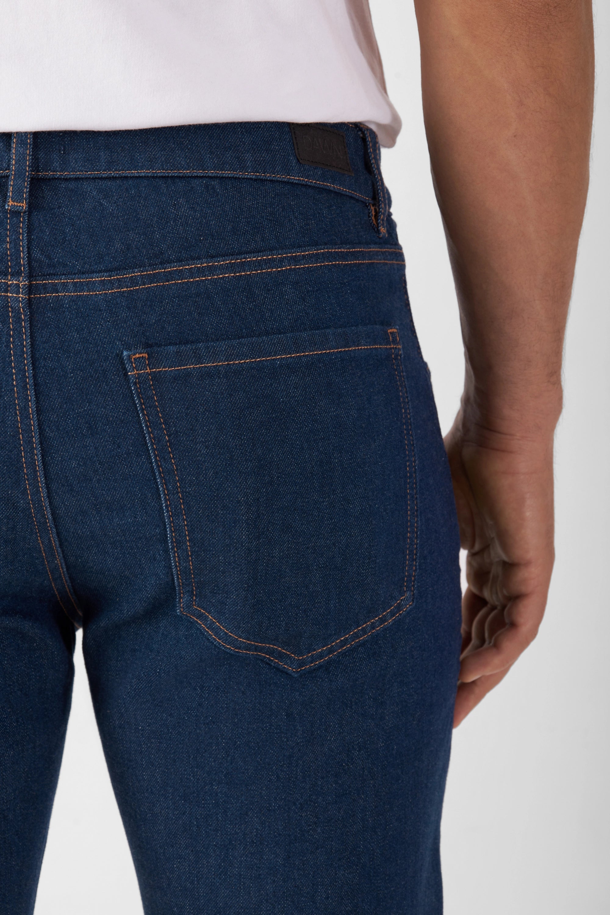 DUSK Regular Slim Fit Jeans in Classic Blue, Hinteransicht mit orangefarbenen Kontrastnähten an der Rückentasche.