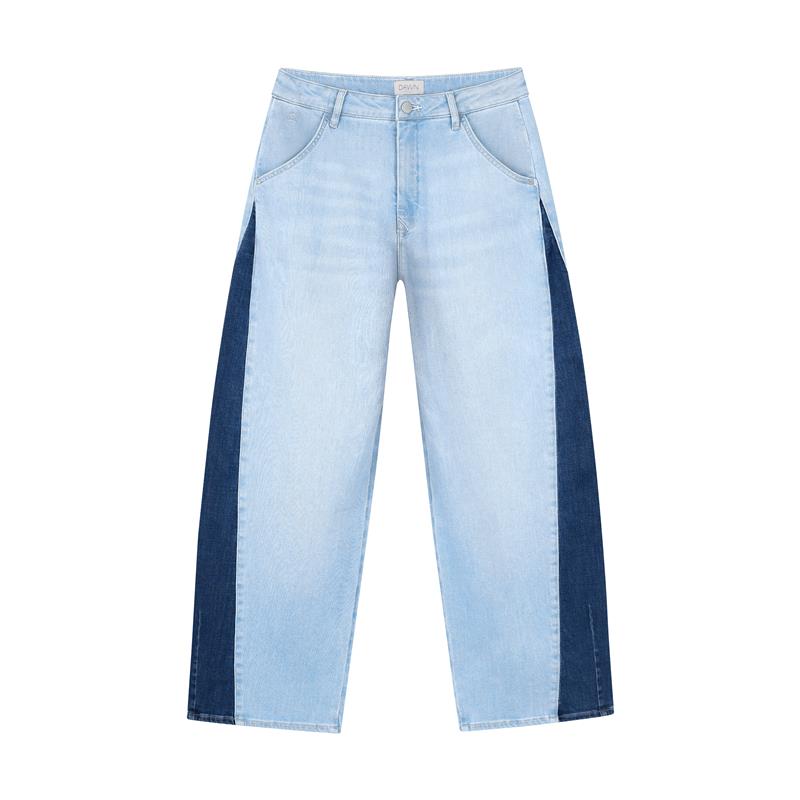 Zweifarbiges High-Waist-Culotte-Jeans in Hellblau mit dunklen Seitenpaneelen, Weiterer gerader Beinverlauf.