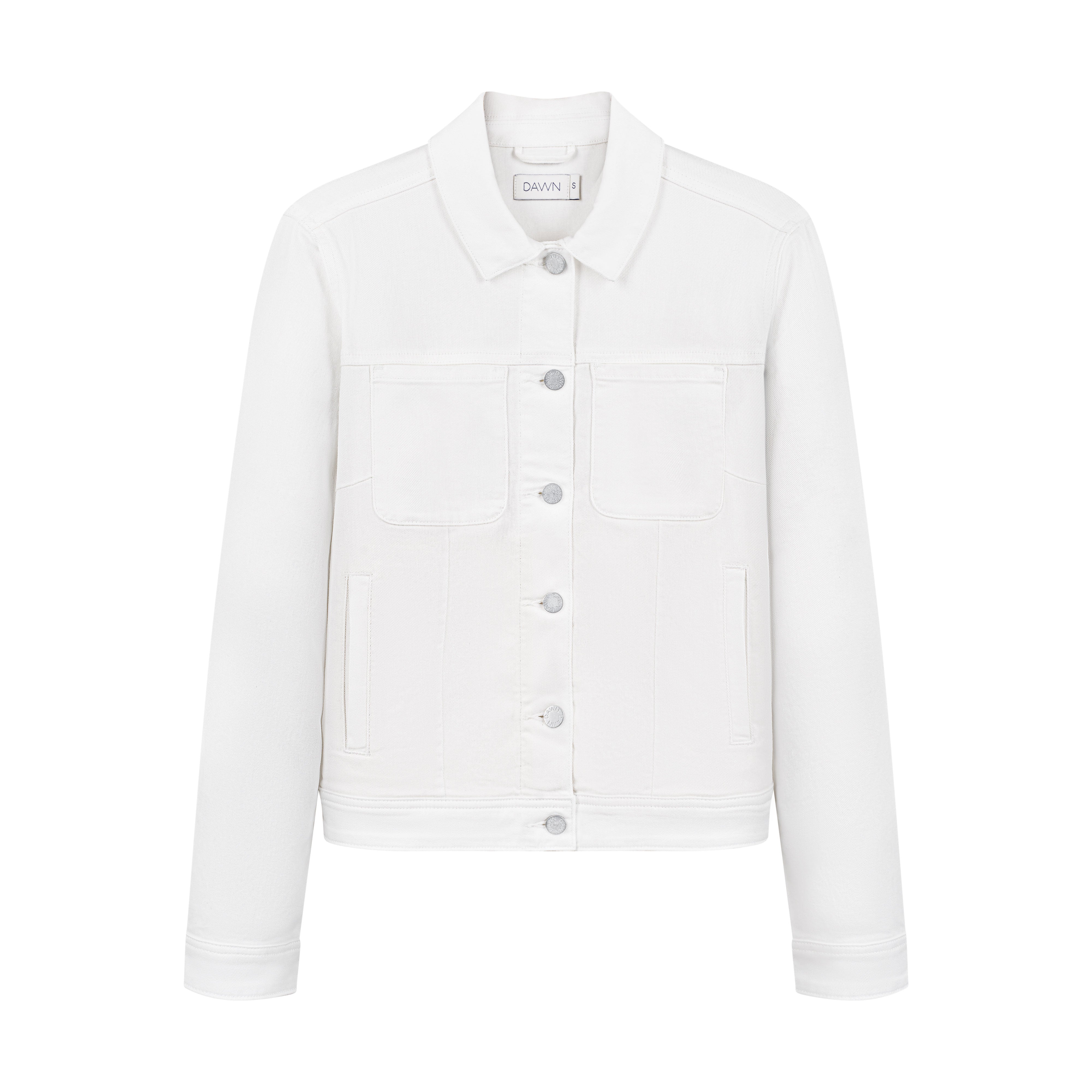 Weiße CALLISTO Jeansjacke mit geradem Schnitt, Frontansicht. Zwei Brusttaschen, Knopfleiste mit Metallknöpfen, minimalistisches Design.