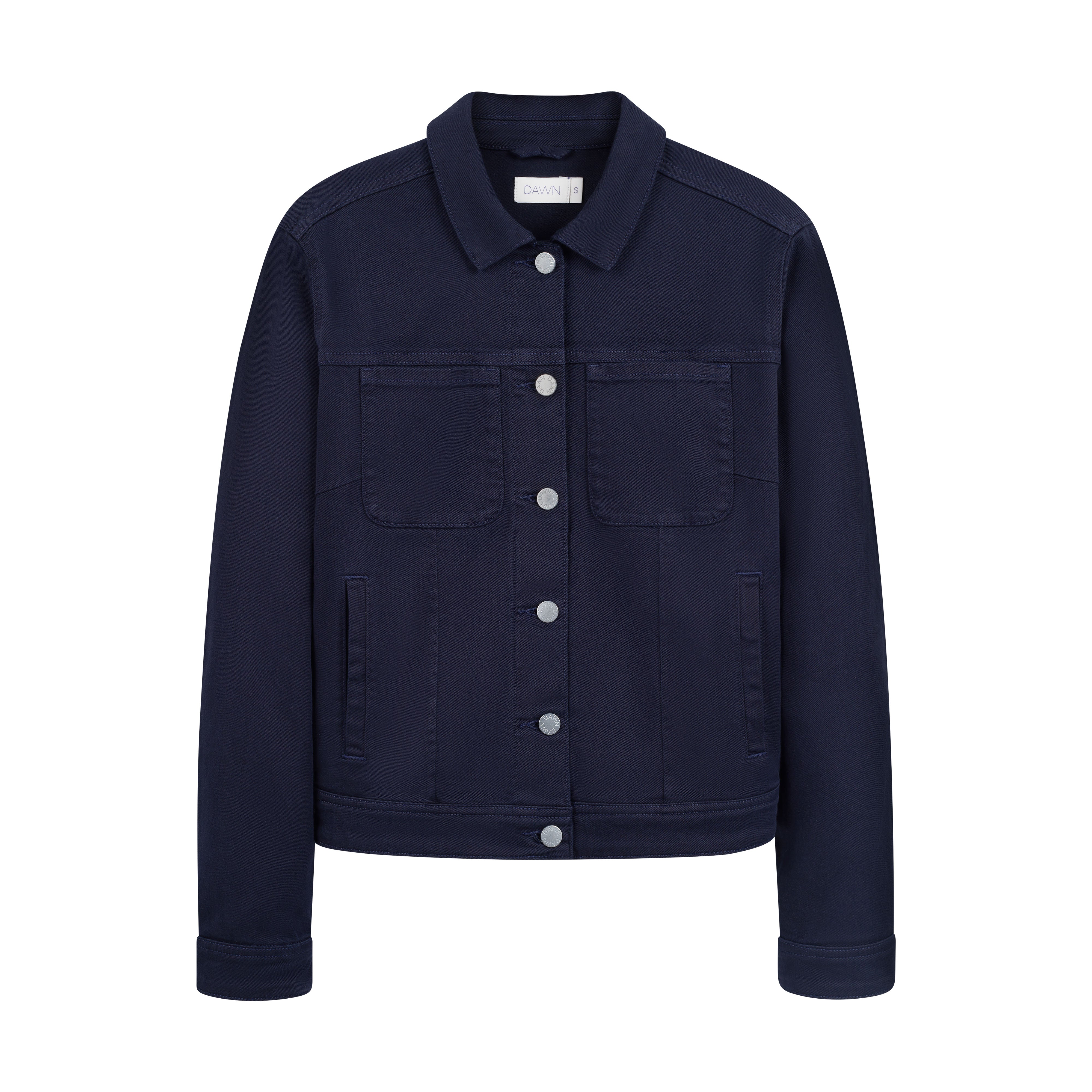 Frontansicht der CALLISTO Jeansjacke Soft Organic in Nightsky Navy; klassischer gerader Schnitt, zwei Brusttaschen, silberne Knöpfe.