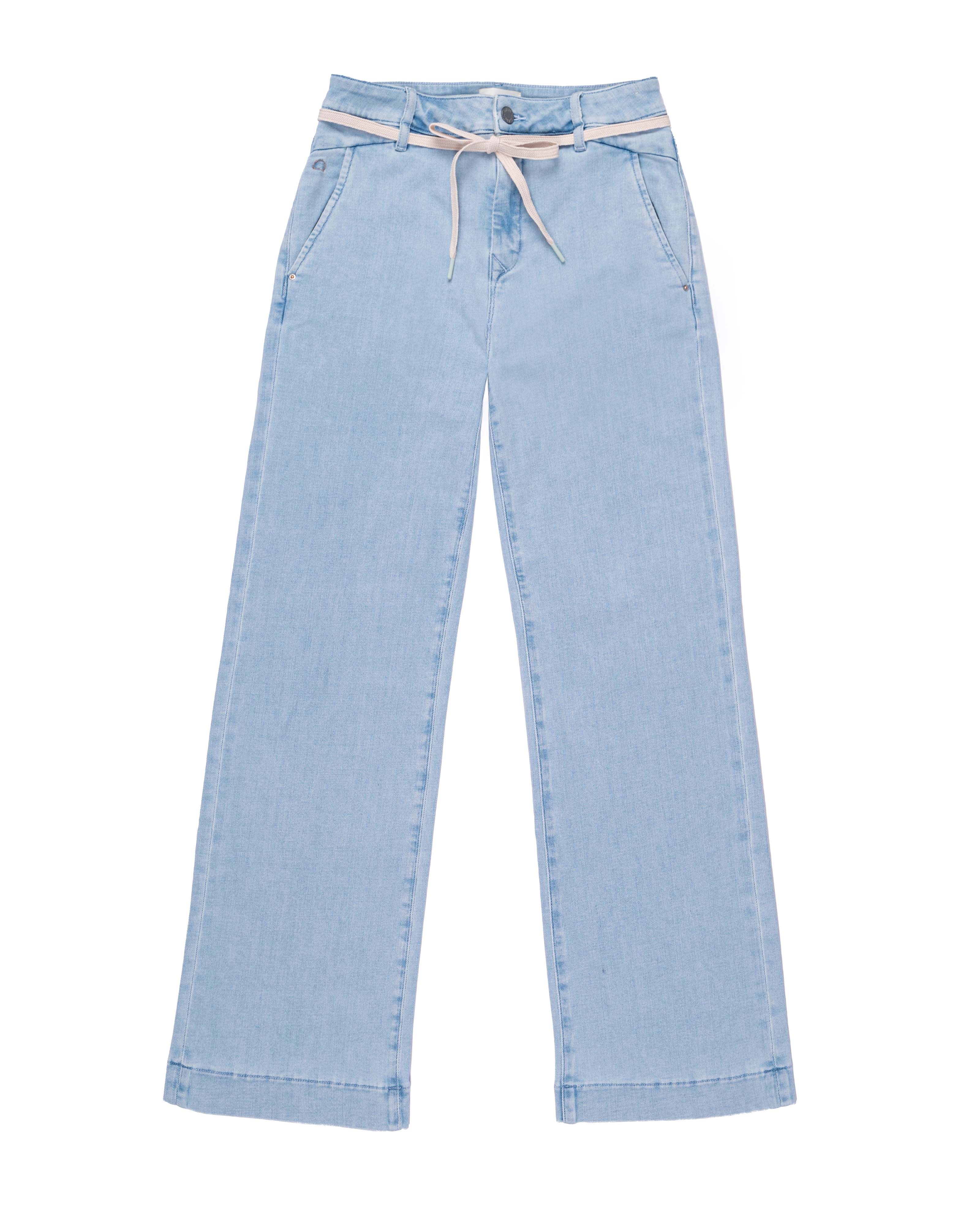 DEW Flared Cropped Jeans in Bright Blue: hohe Taille, französische Taschen, ausgestelltes Bein; hellrosa Gürtel um die Taille.