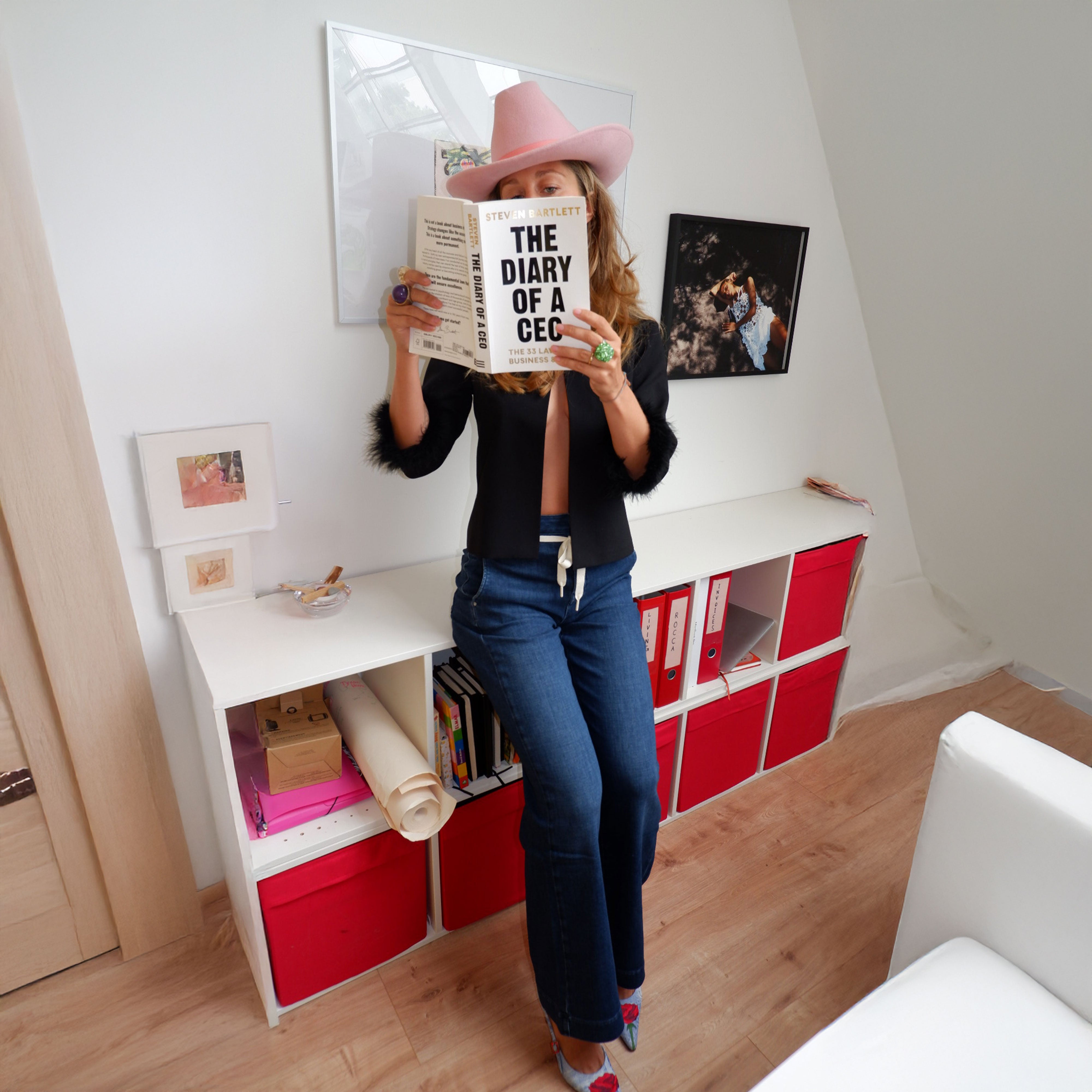 Dunkelblaue DEW High-Waist Jeans im Flared-Schnitt mit französischen Taschen; ausgestelltes Bein, fließende Silhouette.