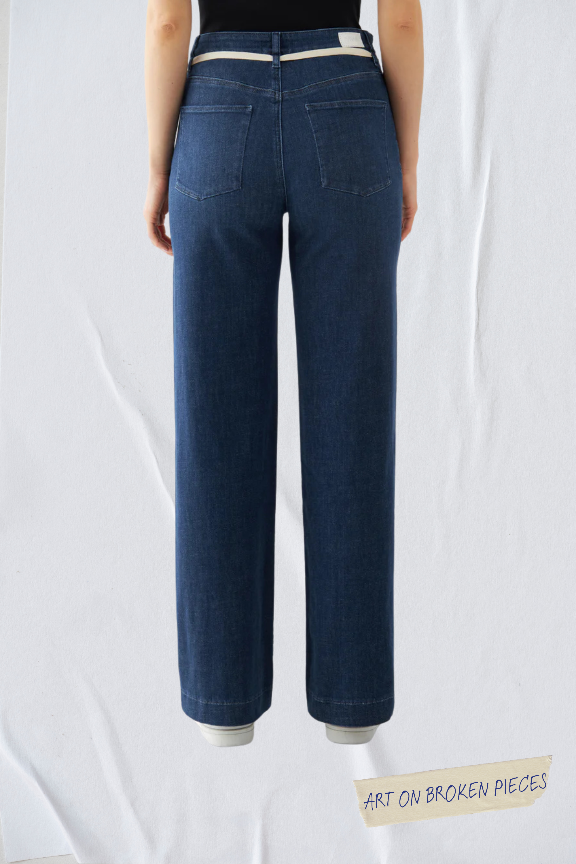 Dunkelblaue DEW Flared-Jeans, hohe Taille, ausgestelltes Bein; Rückenansicht mit zwei Gesäßtaschen – Limitierte Edition Art on Broken Pieces.