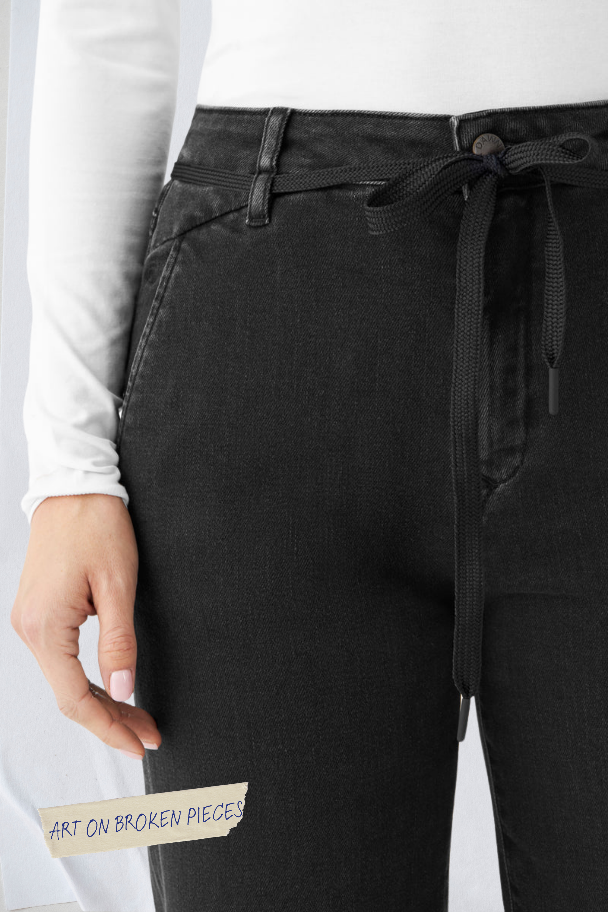 Schwarze DEW Cropped Flared Jeans mit hoher Taille, französische Taschen, Kordelzug – Art on Broken Pieces sichtbar.