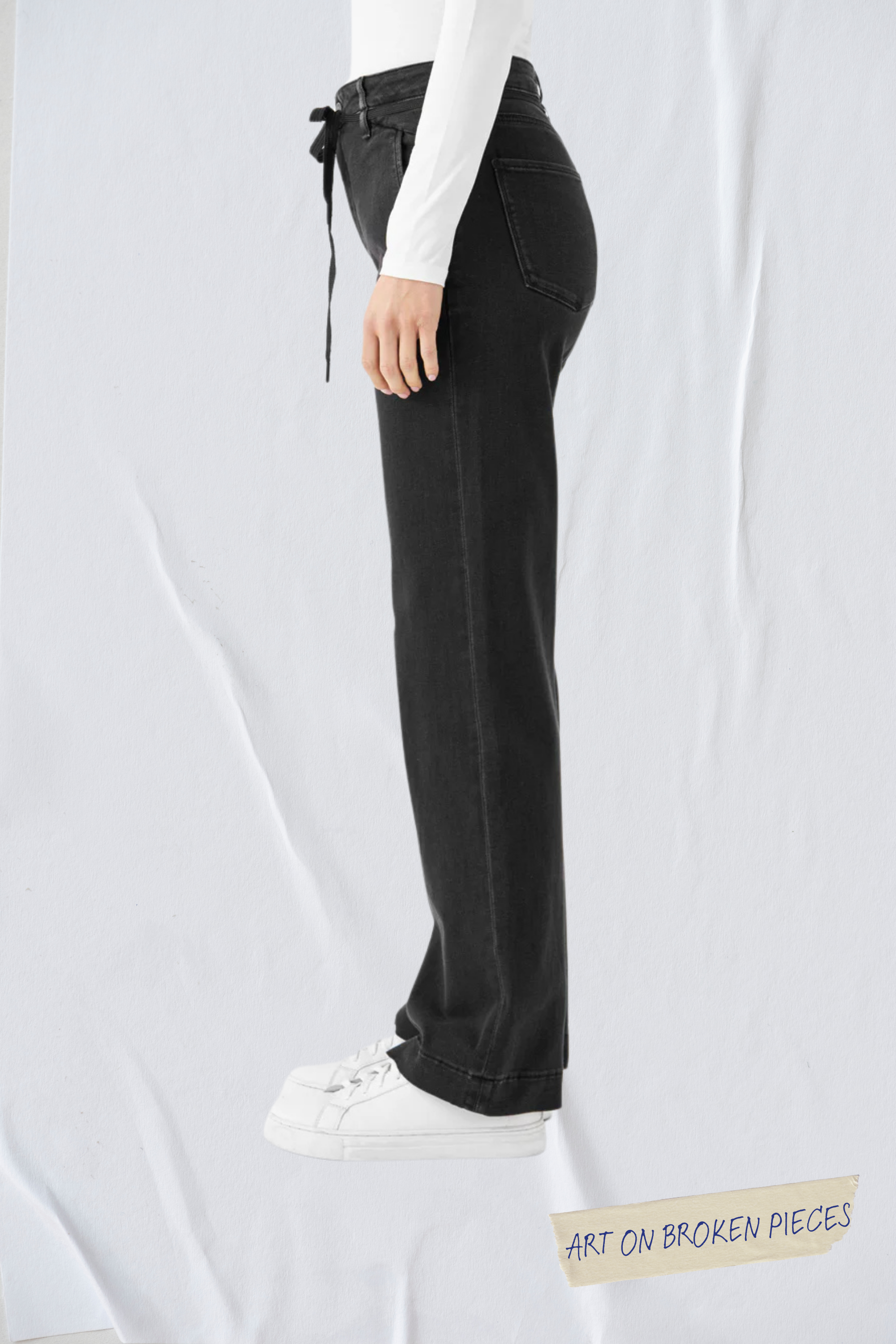 Limitierte DEW Flared Soft Denim Jeans in Schwarz, hoher Bund, französische Taschen – seitliche Sicht; Art on Broken Pieces.