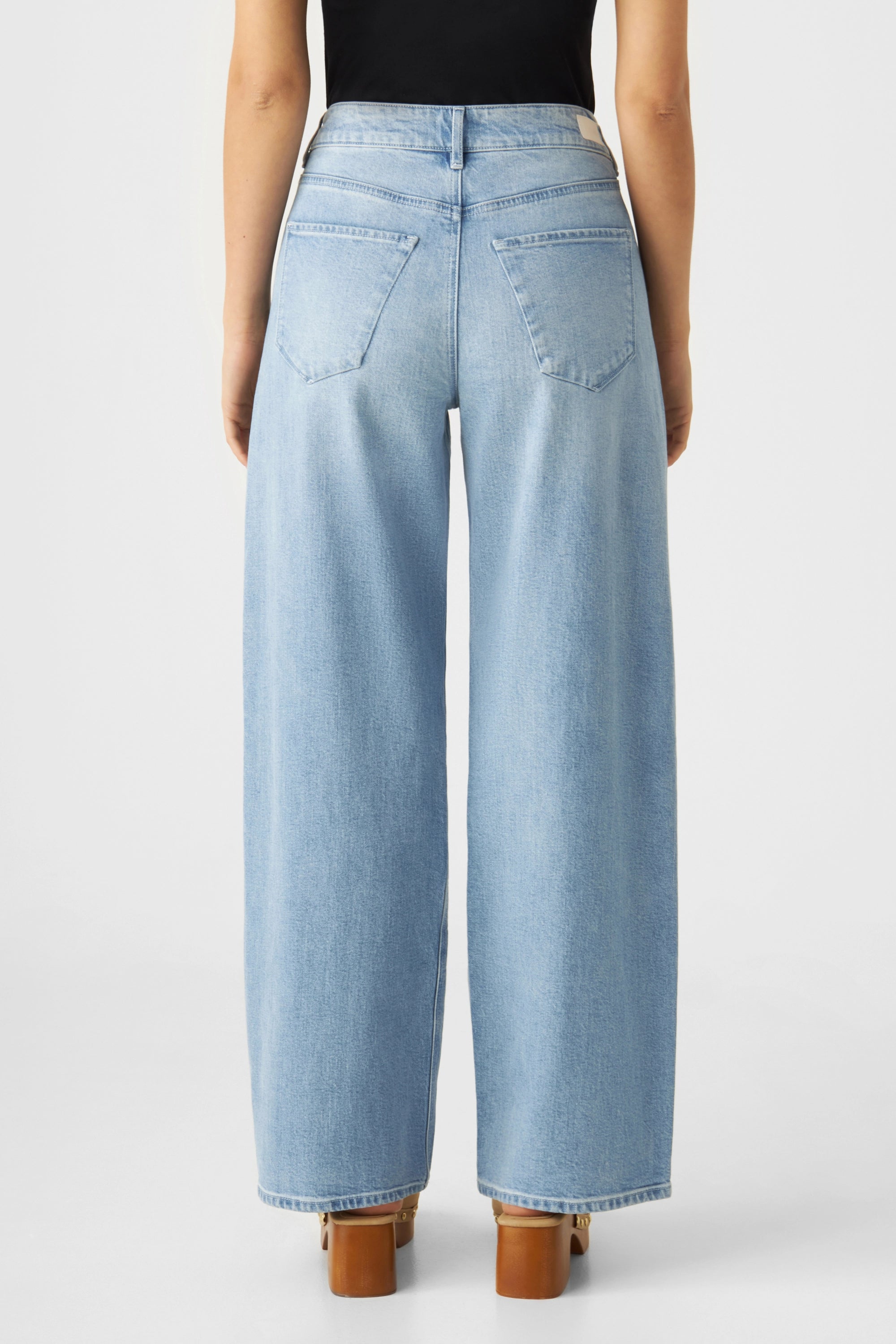 Rückenansicht der hellblauen ASH Barrel-Leg Jeans in Bright Blue; mittelhohe Taille, weite Oberschenkel, zum Saum hin schmaler, mit zwei Gesäßtaschen.