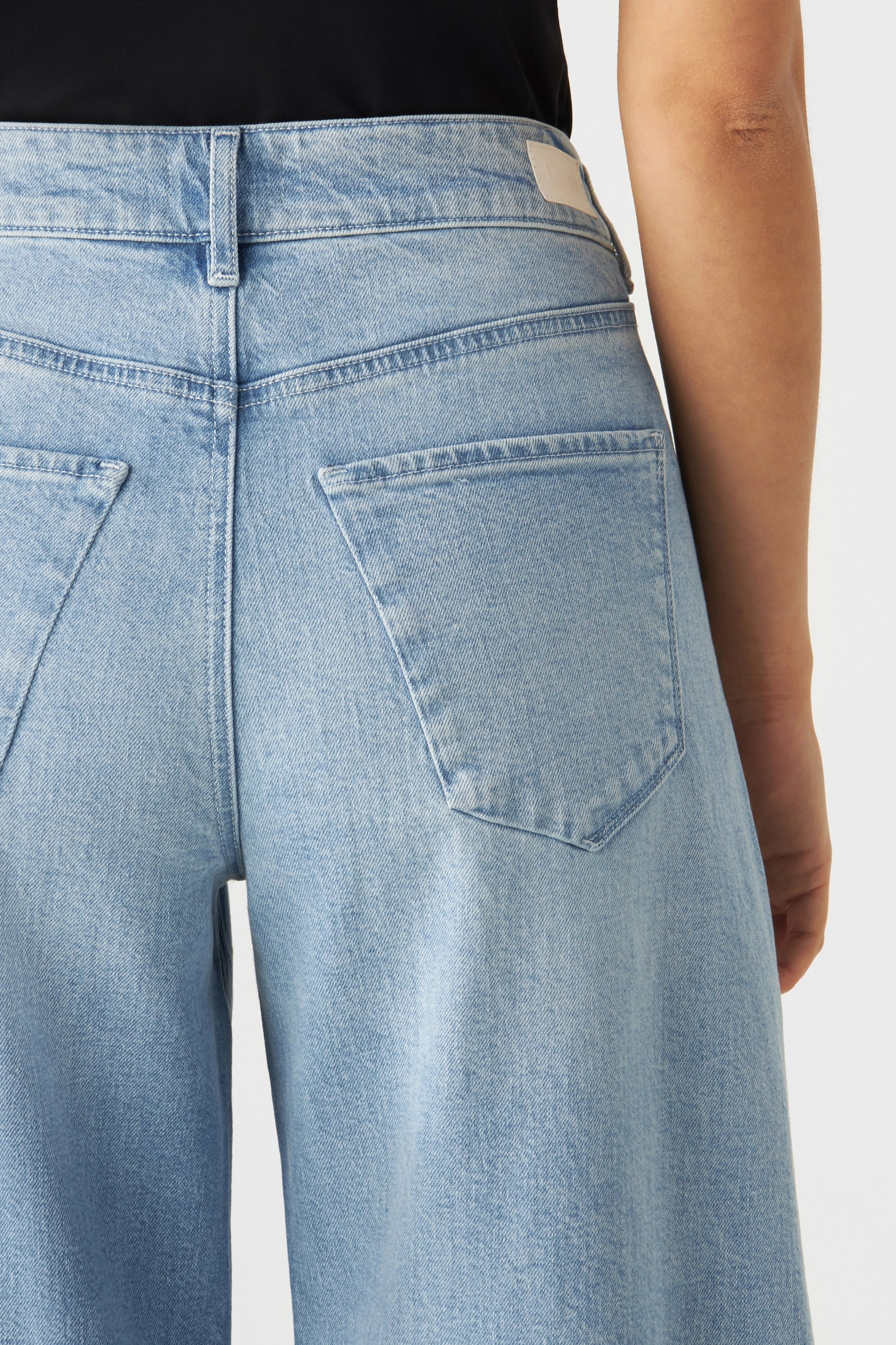 ASH Barrel Leg Minimal Stretch Jeans – Bright Blue, Rückseite: mittlere Taille, Barrel-Leg, zwei Gesäßtaschen, Label am Bund.