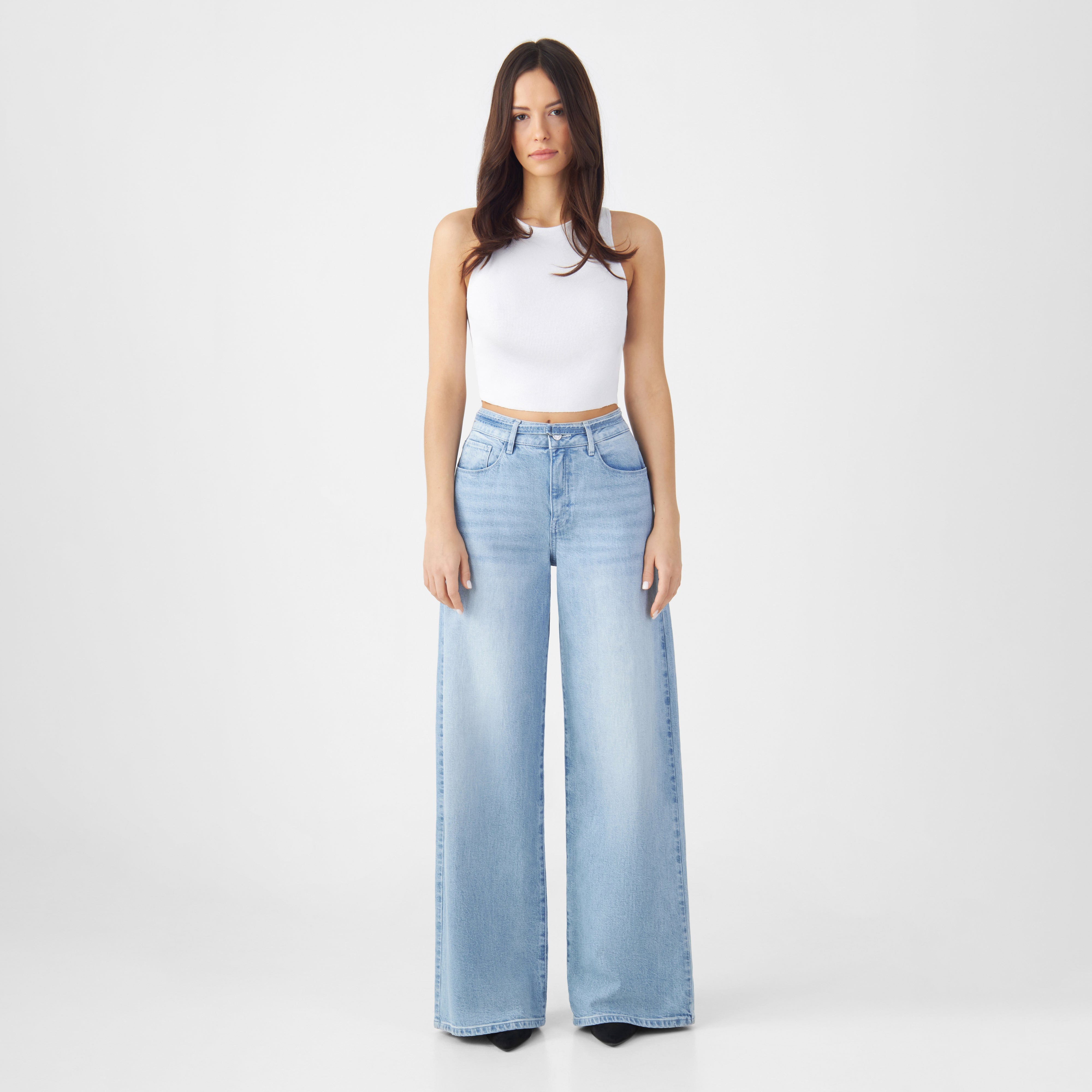 Sunny Wide Leg Minimal Stretch in Bright Blue: weites, gerades Bein, mittelhohe Taille; Jeans getragen mit weißem Crop-Top.