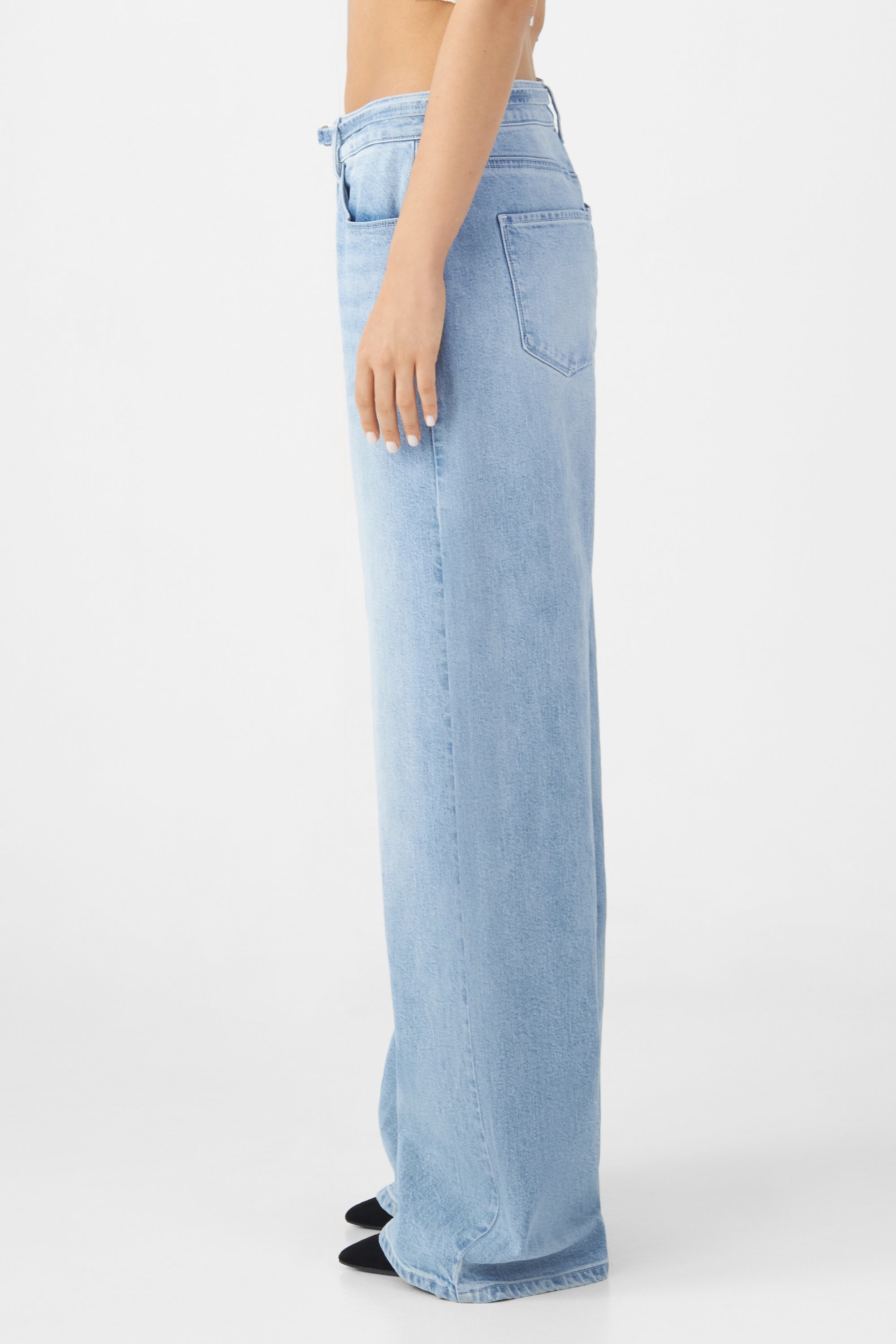 Seitenansicht einer hellblauen Sunny Wide-Leg Jeans, mittlere Taille, weites Bein; hintere Gesäßtasche; Saum-Anleitung zur Kürzung.