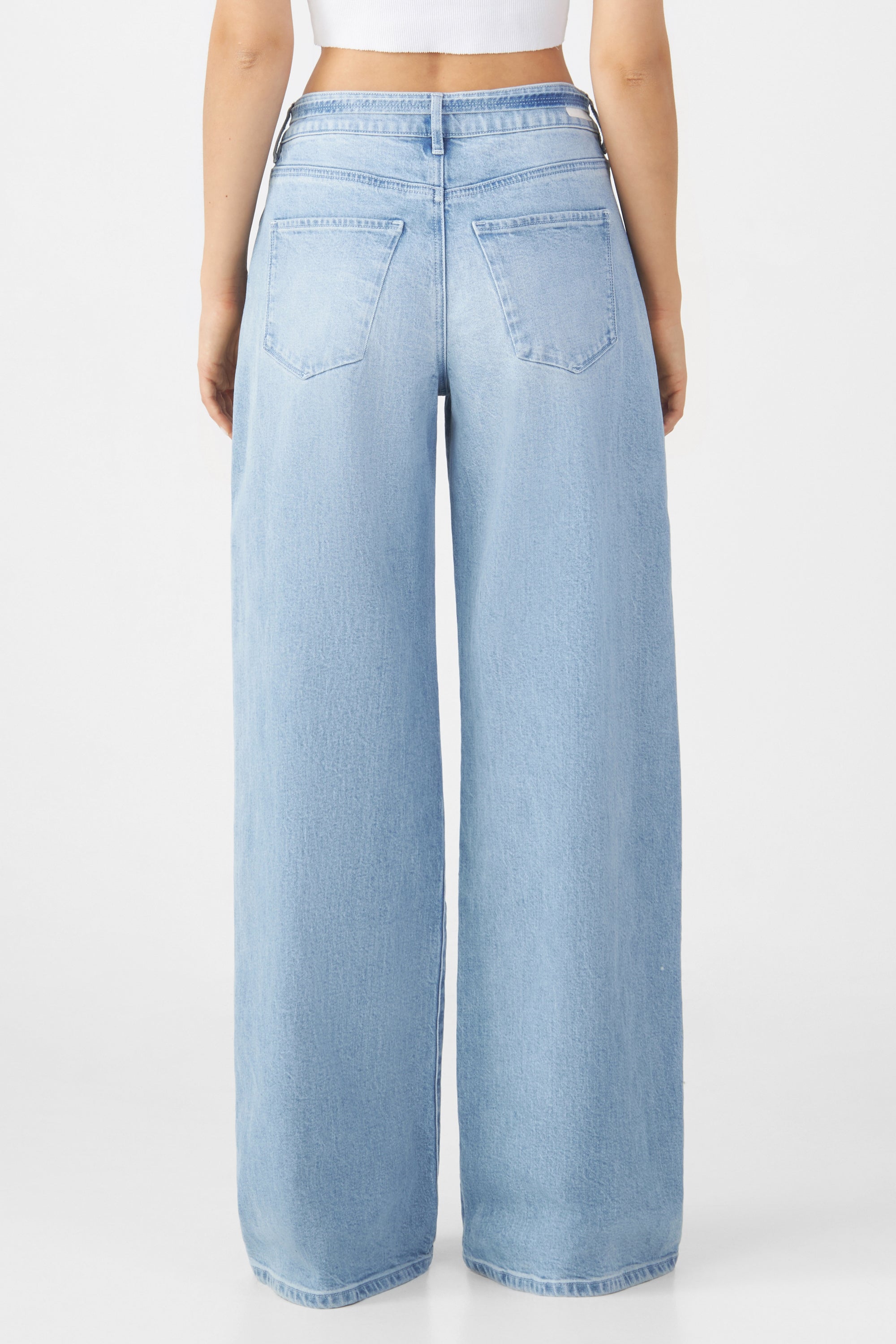 Rückenansicht einer hellblauen SUNNY Wide-Leg Jeans mit mittelhoher Taille und zwei Gesäßtaschen.
