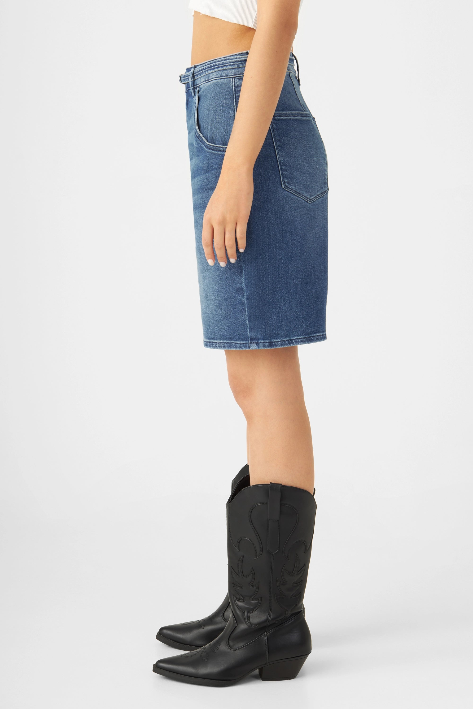 BLINKY Soft Denim Shorts Vintage Blue: hohe Taille, weiter Schnitt, abgerundete Vordertaschen – Seitenansicht.