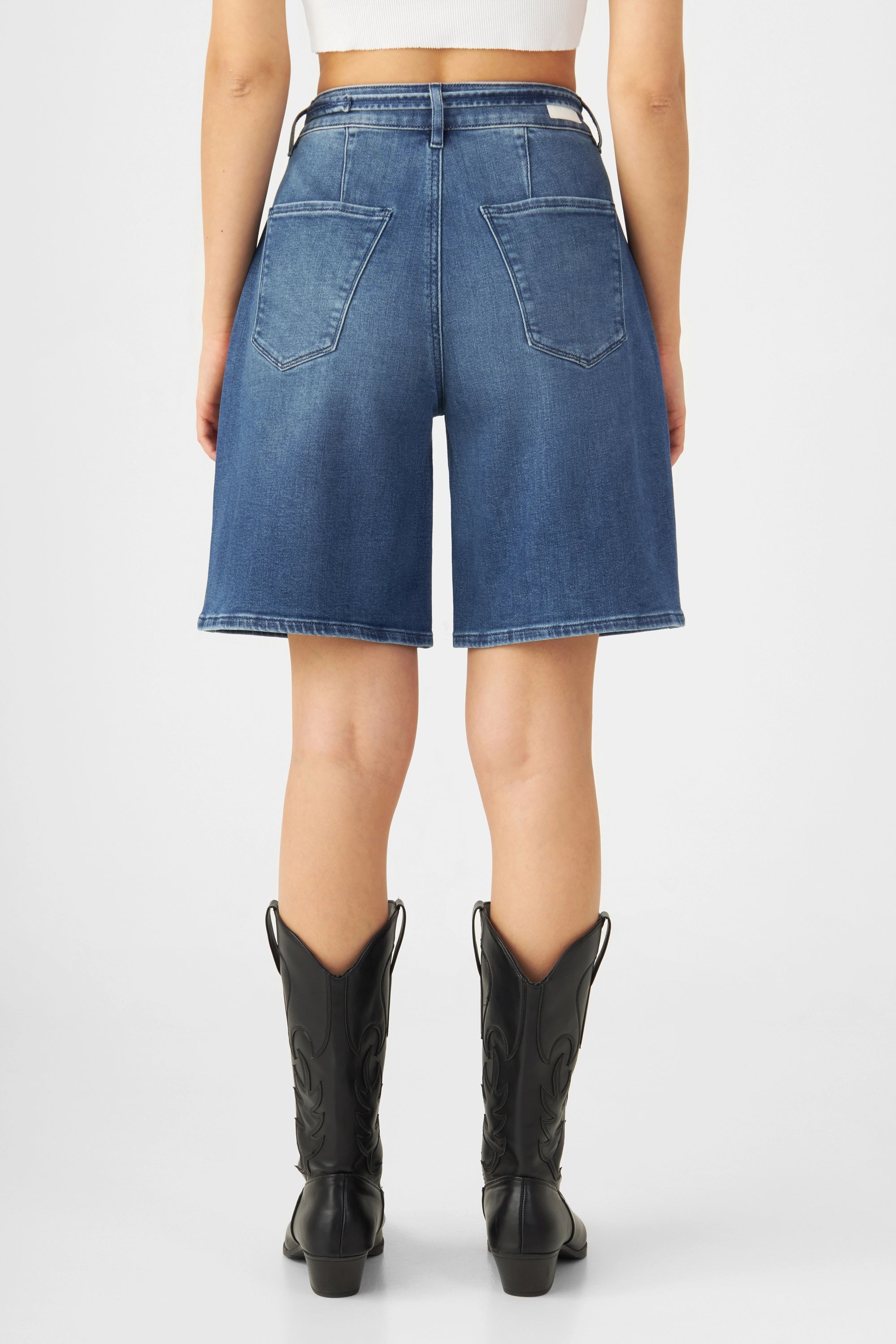 Rückansicht der BLINKY Shorts in Vintage Blue: hohe Taille, weiter Schnitt, zwei abgerundete Gesäßtaschen aus Denim.