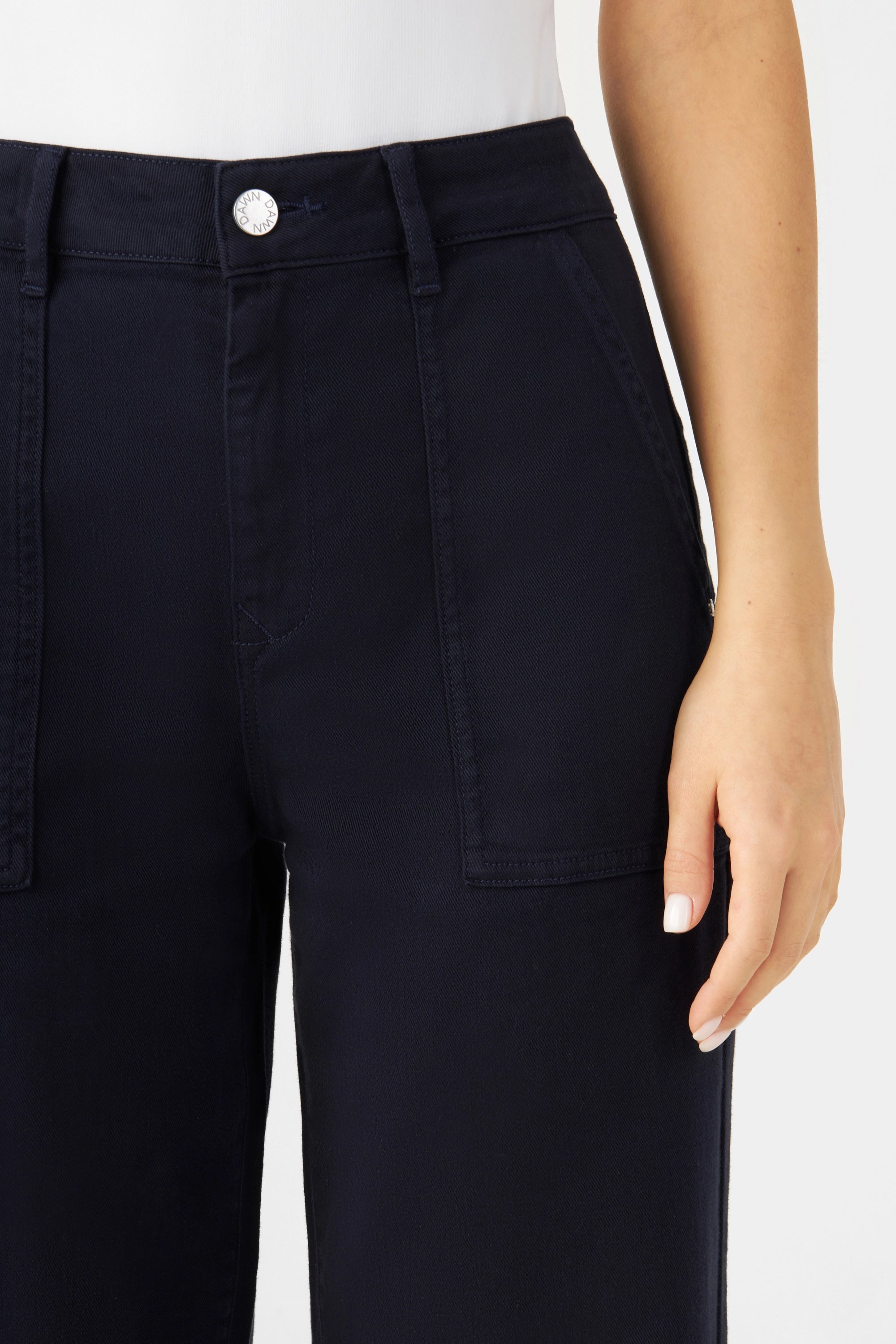 DEW Worker High-Waist Jeans in Nightsky Navy mit weitem Bein und großen aufgesetzten Taschen; Metallknopf mit DAWN-Logo vorne.