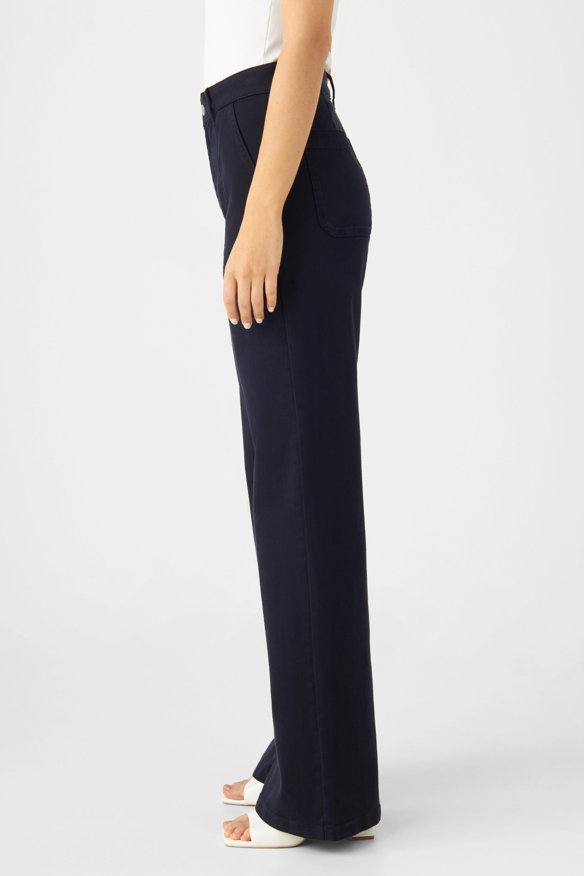 Seitenansicht der DEW Flared Soft Denim Jeans im Nightsky Navy Farbton: High-Waist, weites Bein.