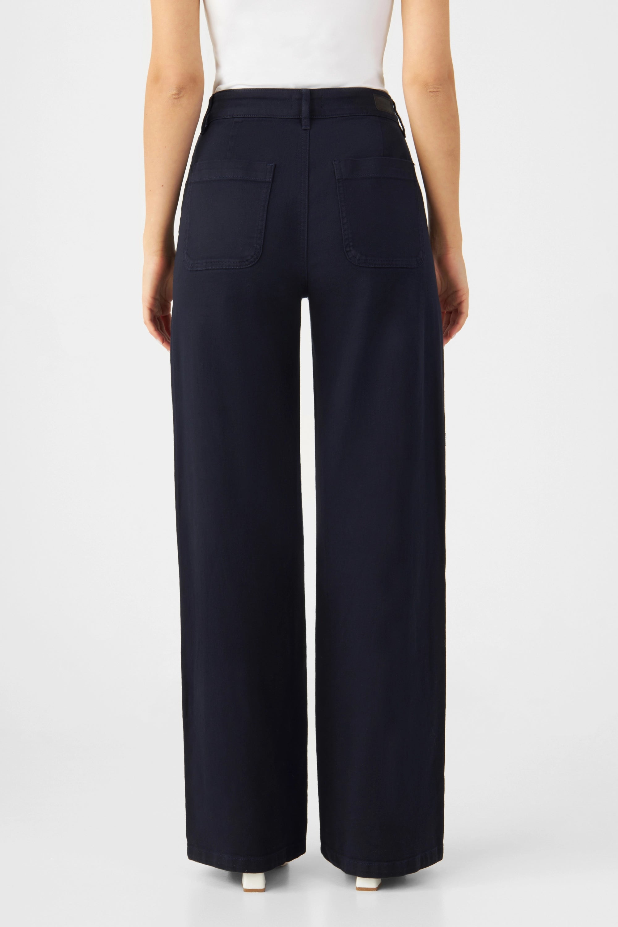 Rückansicht Nightsky Navy DEW Worker High-Waist Jeans mit weitem Bein und zwei großen aufgesetzten Gesäßtaschen.