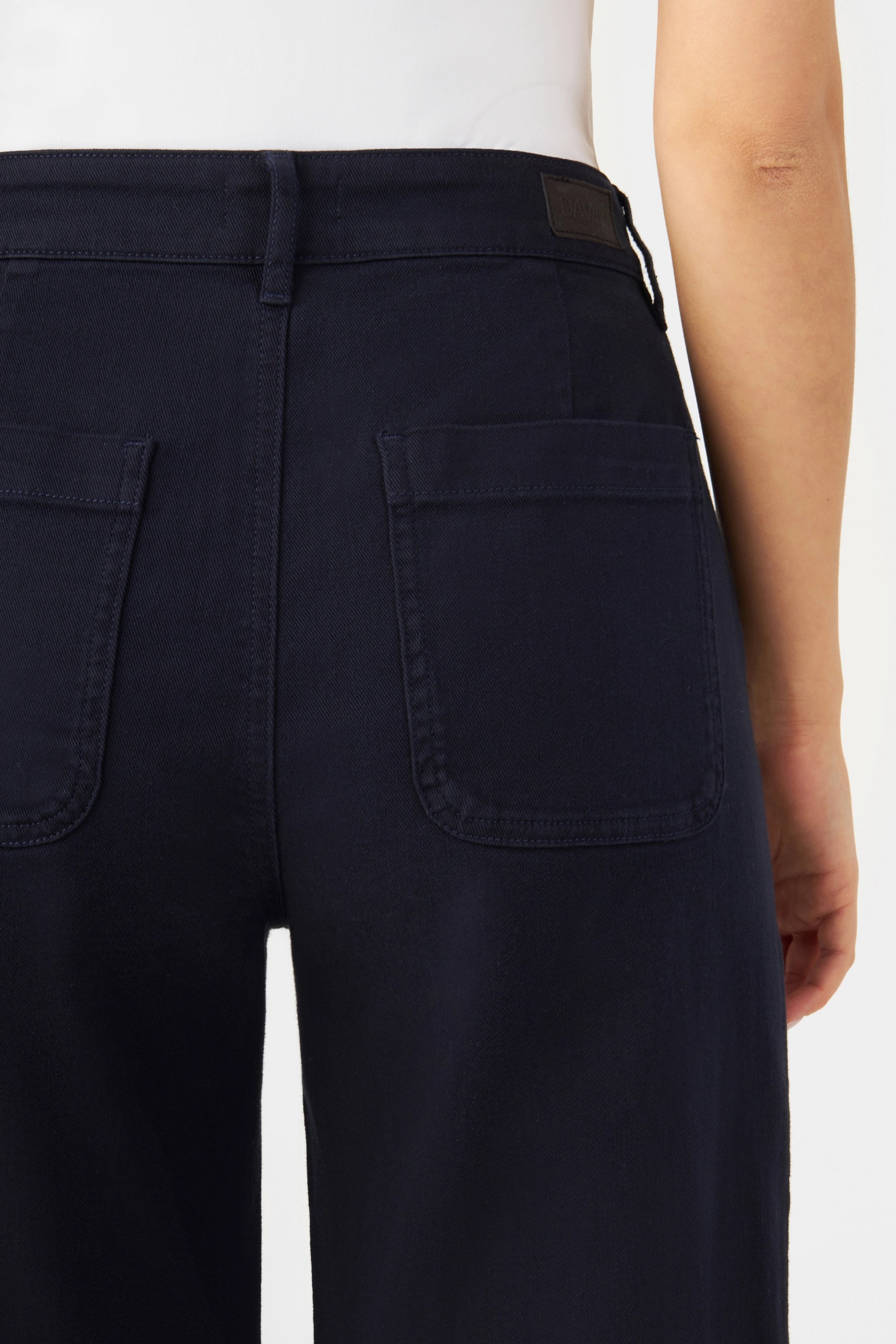 Rückansicht der Nightsky Navy DEW Worker Jeans: hohe Taille, weites Bein, zwei aufgesetzte Gesäßtaschen.
