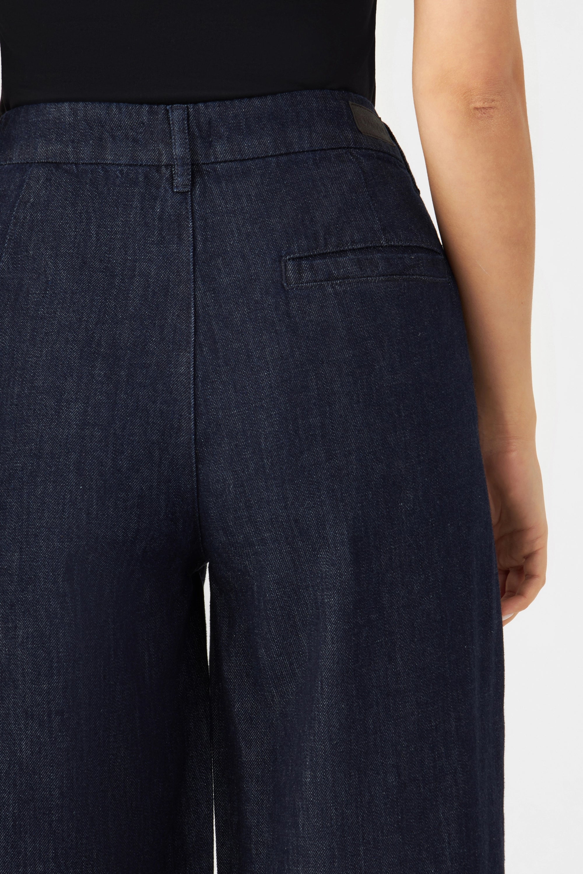 Dunkelblaue TOMORROW Wide Hemp-Chino; mittlere Taille, weiter Schnitt. Rückenansicht mit dezenter Paspeltasche.