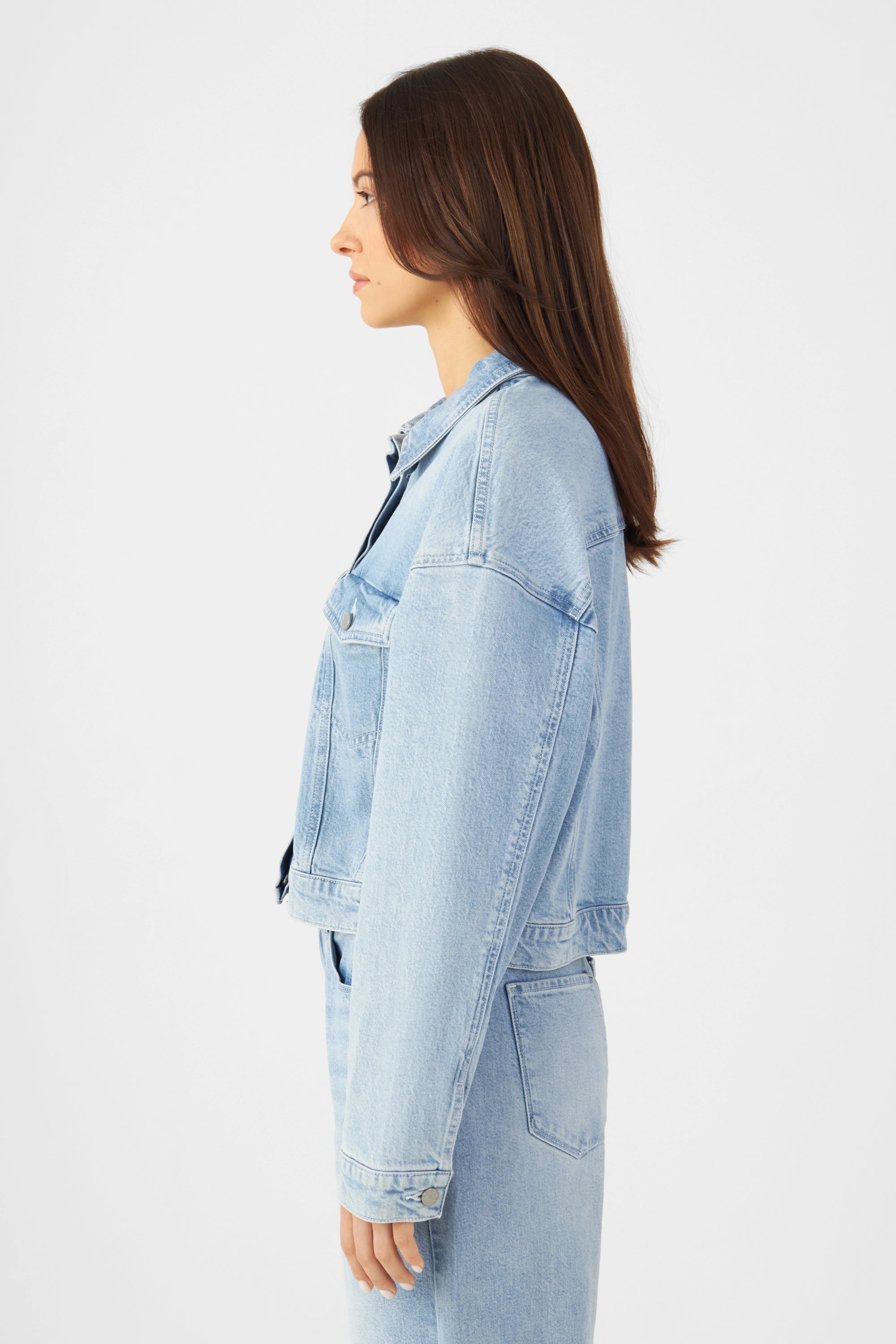 AMARA Minimal Stretch Boxy Denim-Jacke, hellblau – Seitenansicht; kurze Cropped-Passform, oversized Schultern.