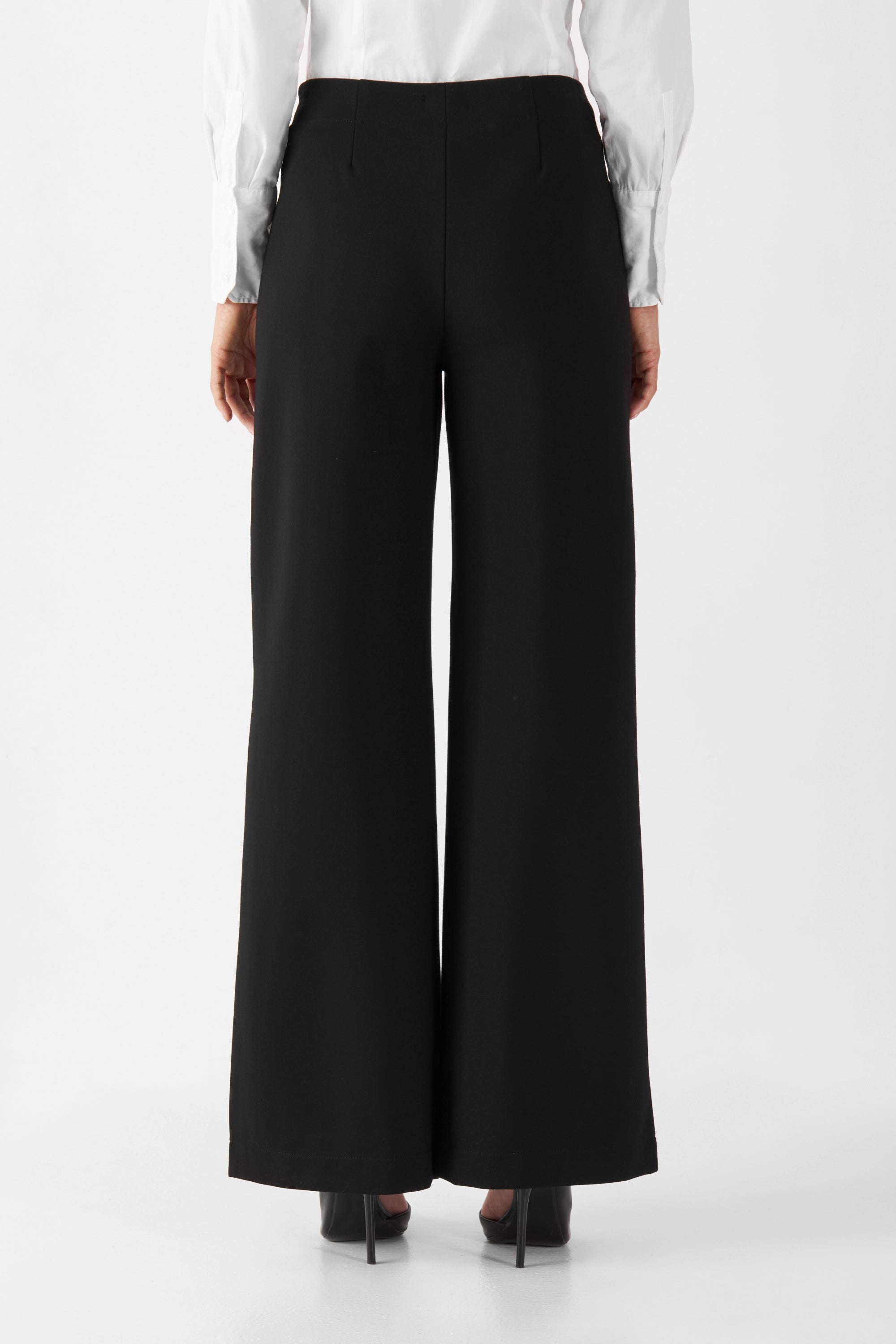 Rückansicht der schwarzen GLOOM Wide Leg Performer Hose: hohe Taille, weites Bein, minimalistischer Seitenverschluss; aus upcycled Punto Lux-Scuba.