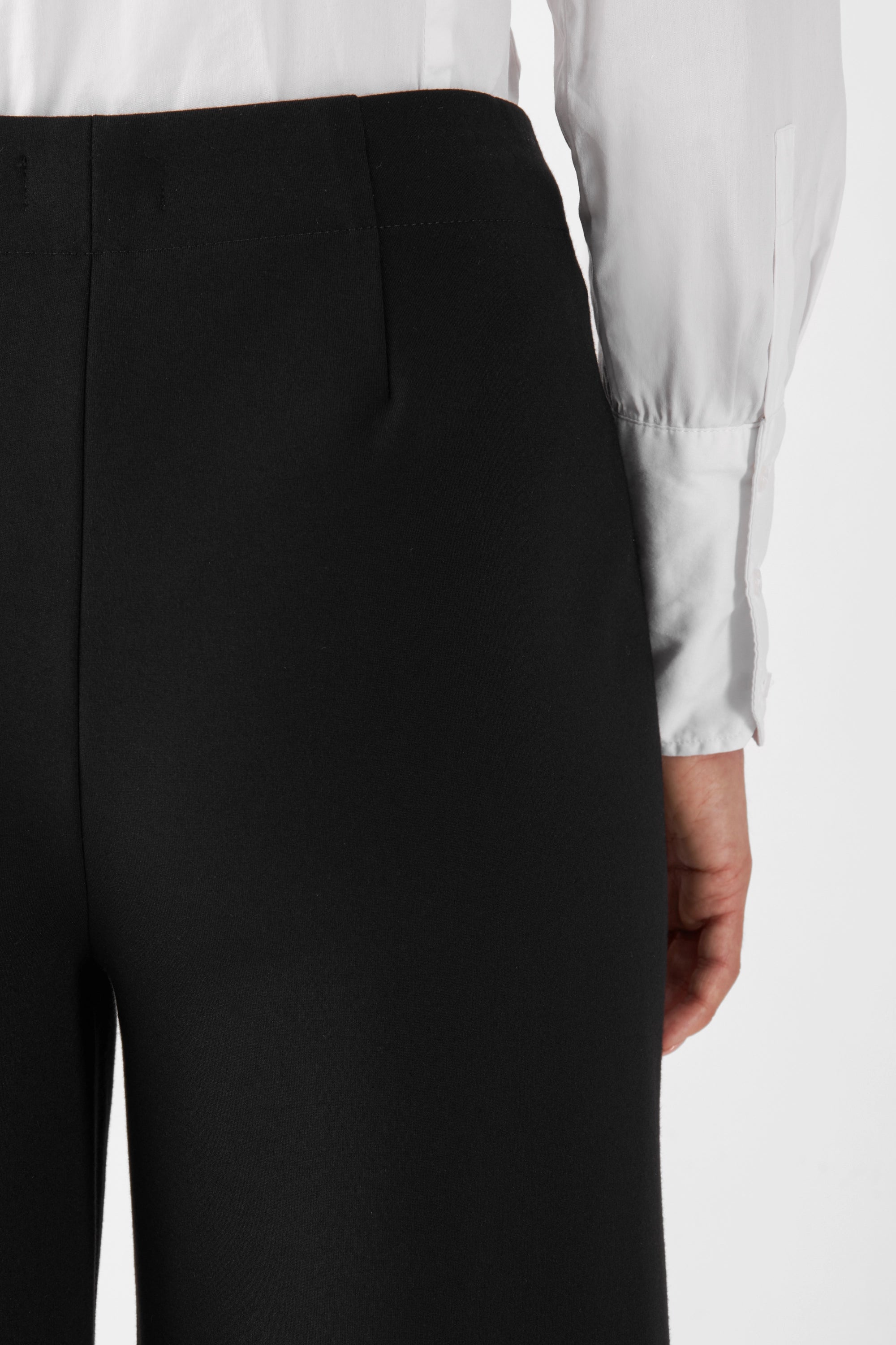 Schwarze GLOOM Wide Leg Performer-Hose aus Punto Lux-Scuba, hohe Taille, eng an der Taille mit weitem Bein; seitlicher Reißverschluss.