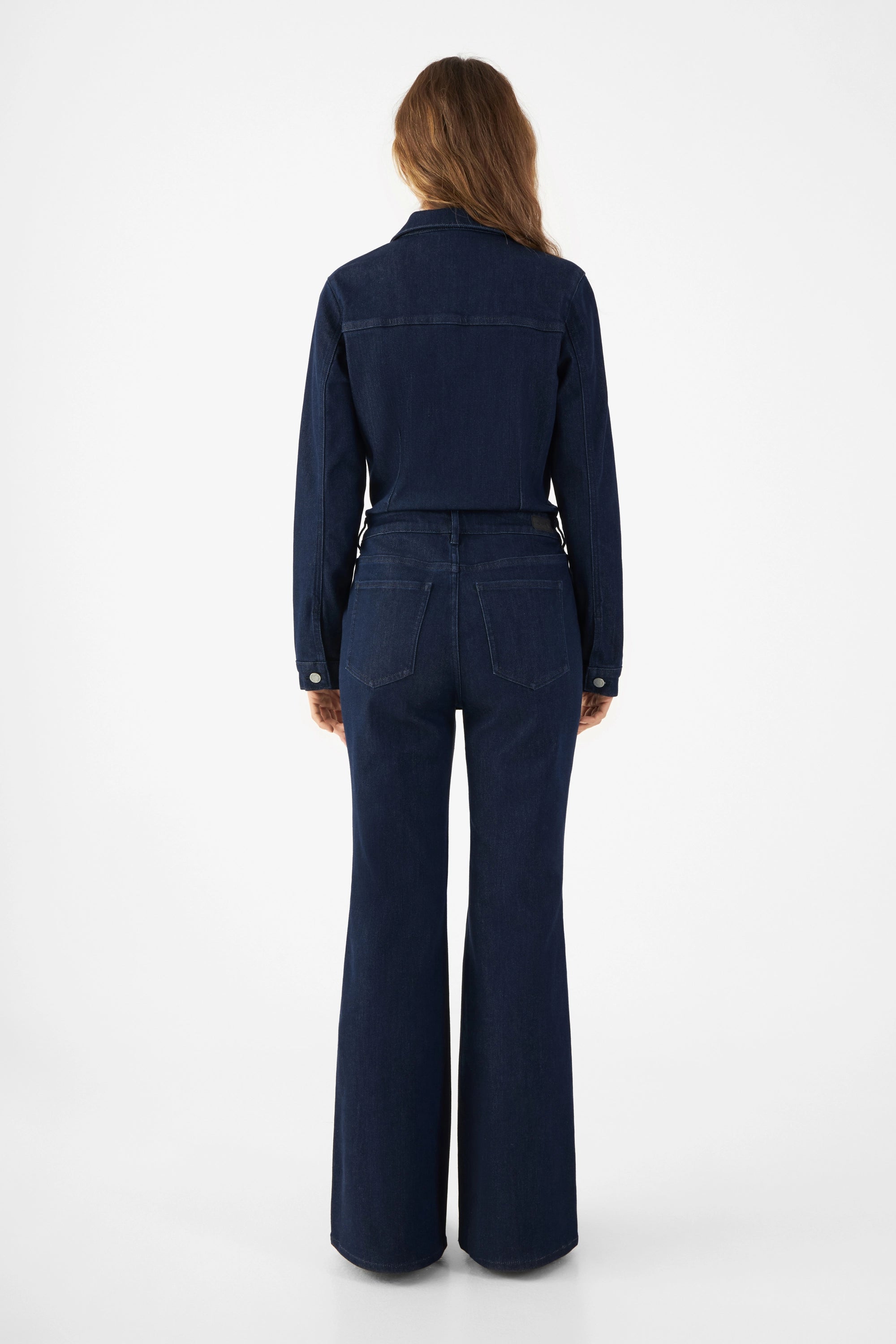 GRACE Flared Overall in Rinse Blue, Rückenansicht: tailliertes Oberteil, lange Ärmel, hohe Taille, weite Schlaghose.