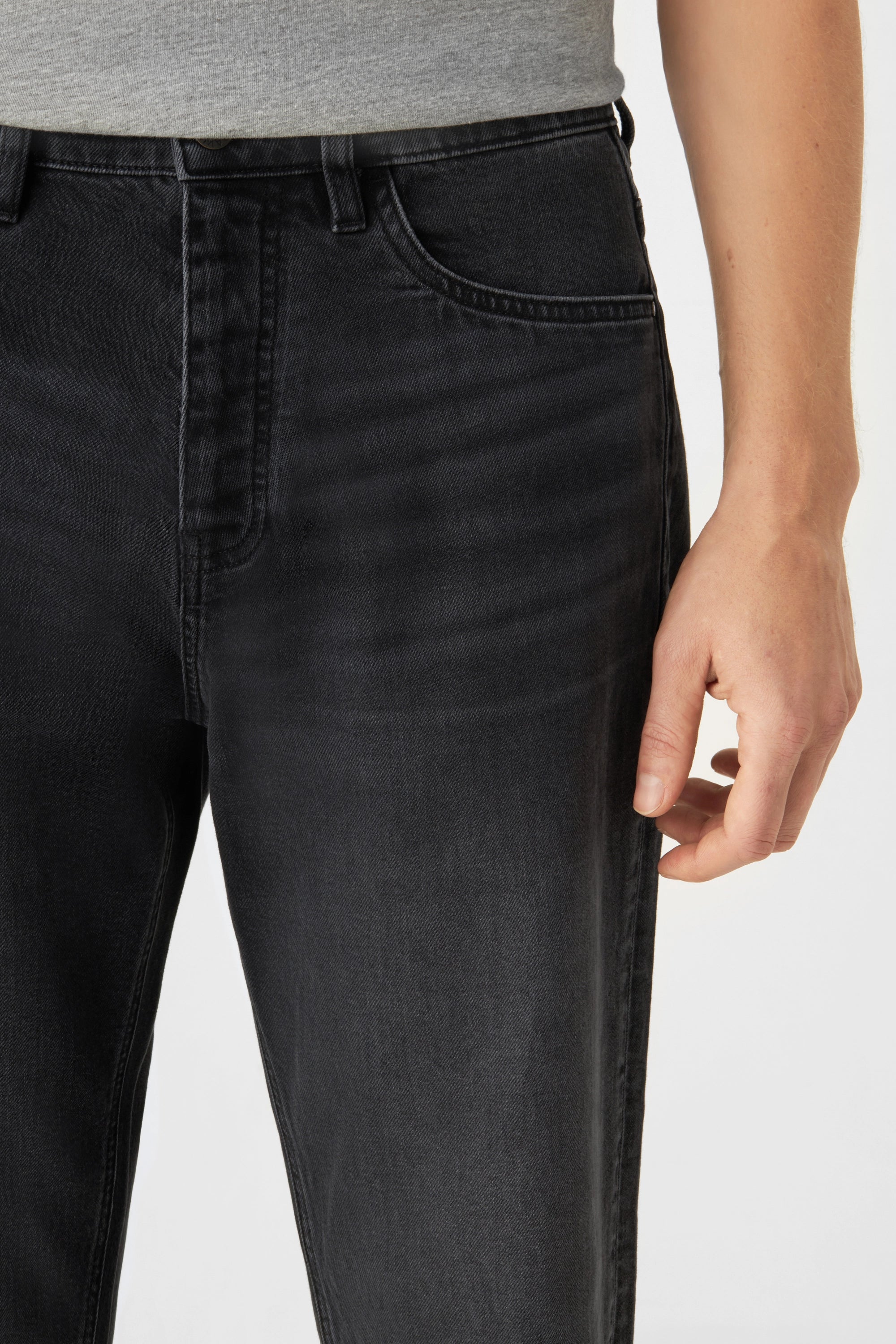 Vintage Black RISE Jeans, Relaxed Tapered Fit Frontansicht: dunkles Denim, mittelhoher Taillenbereich, schmal zulaufendes Bein.