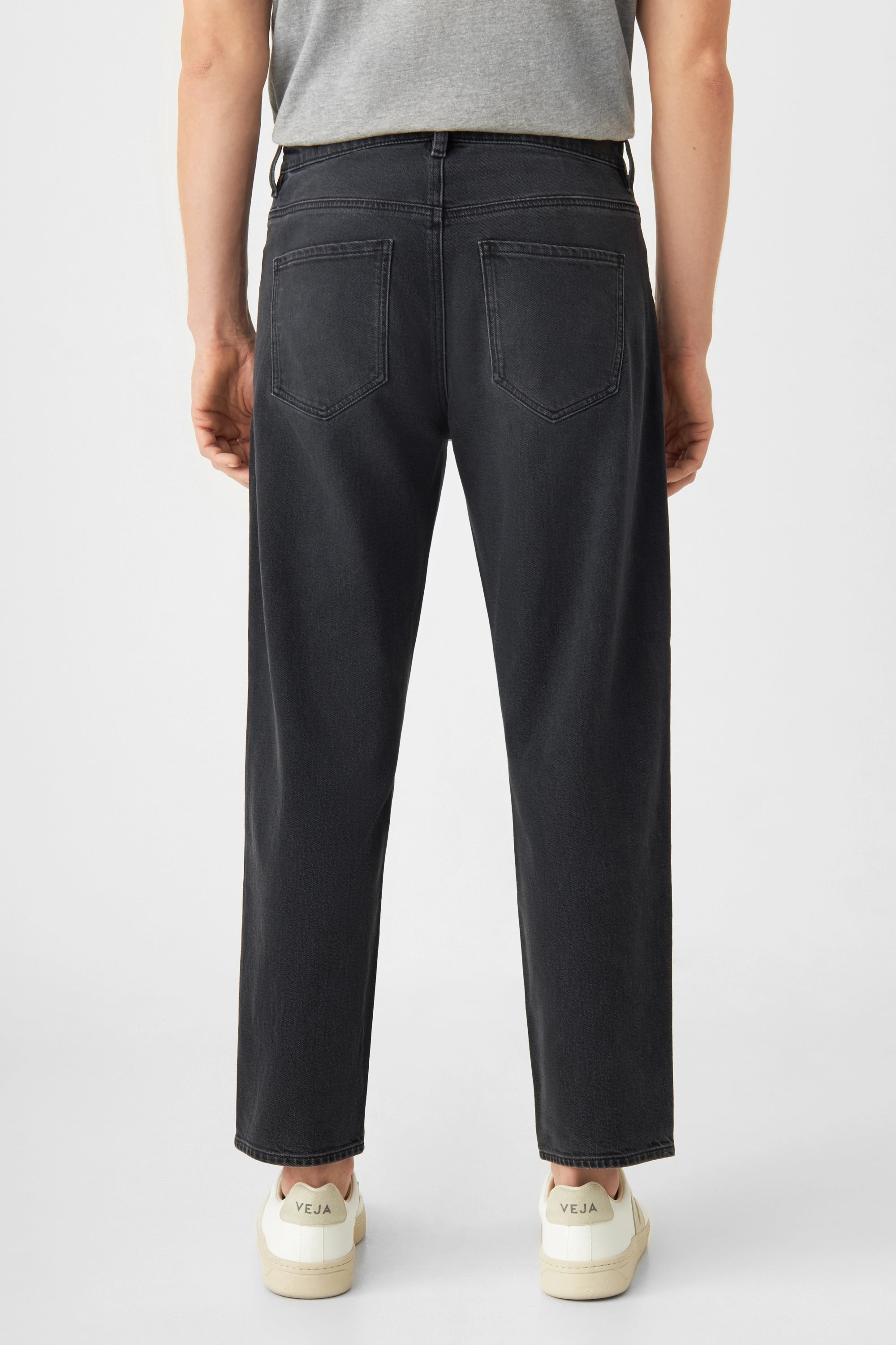 Rückansicht der Vintage-Black RISE Jeans: dunkler Denim, entspannter Sitz über Taille und Hüfte, schmal zulaufendes Bein, zwei Gesäßtaschen.