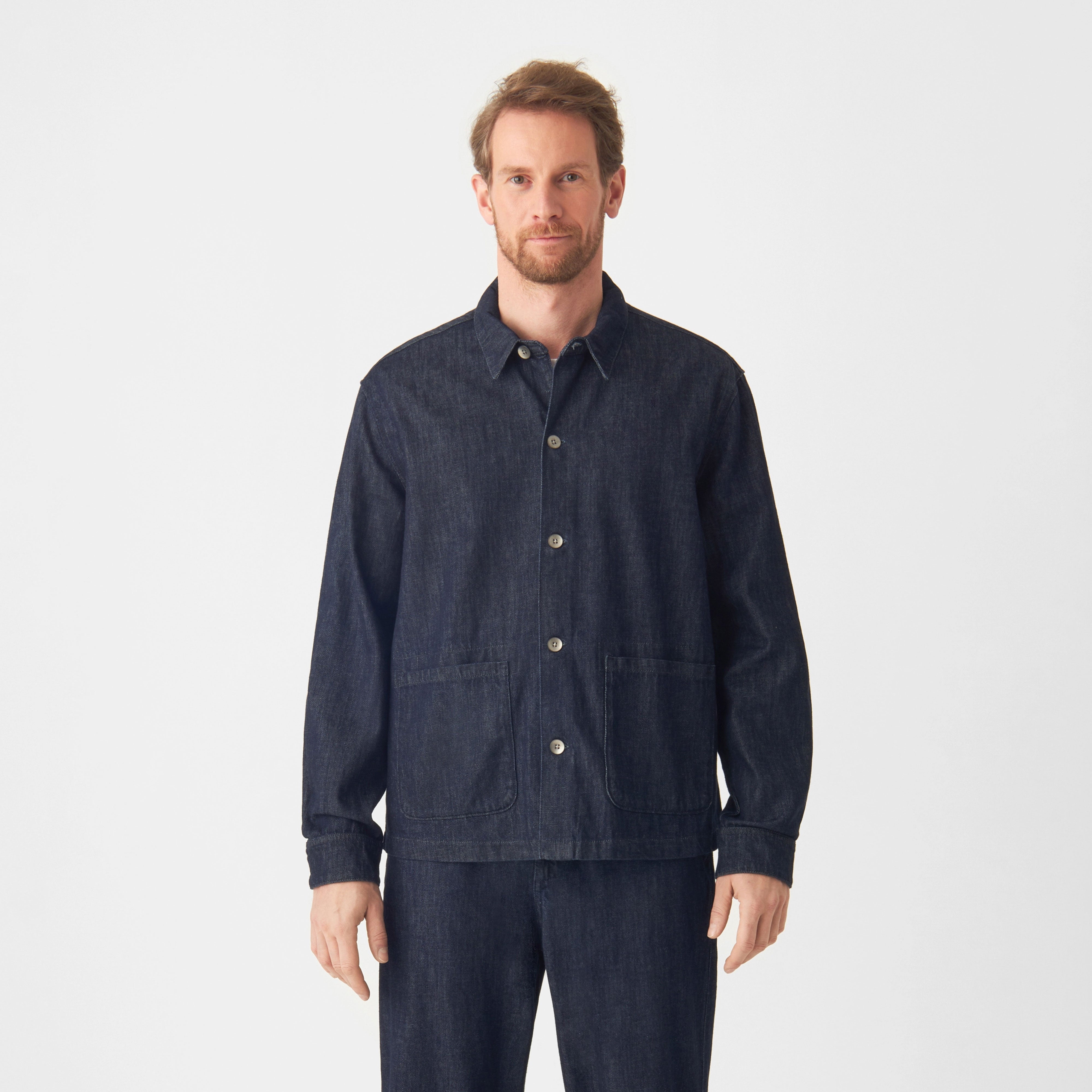 SORRY Lightweight Hemp Shacket in Raw Blue, vorn: Knopfleiste, Kragen, zwei aufgesetzte Taschen; lockere Passform.