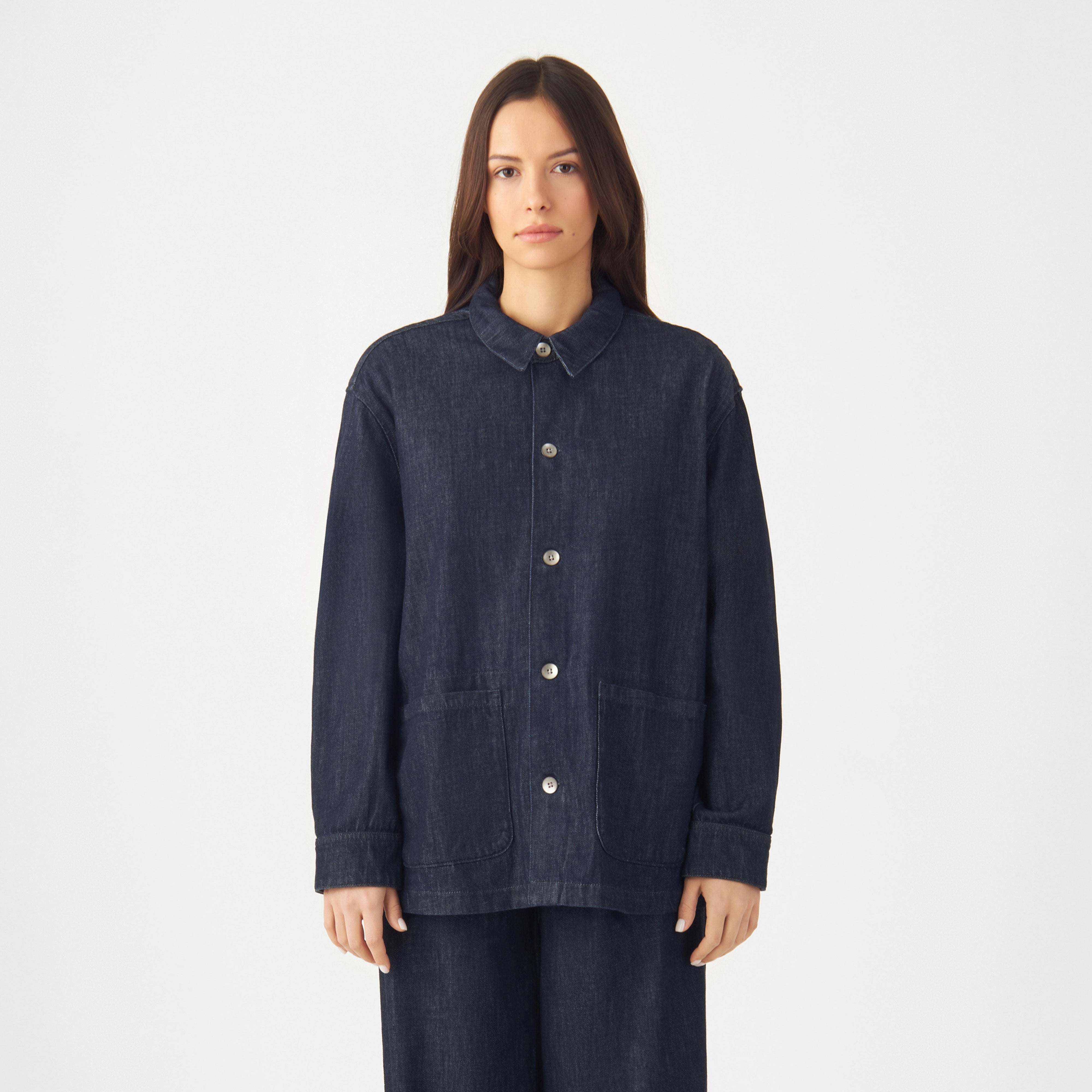 SORRY Lightweight Hemp Shacket in Raw Blue, lockere Passform, Frontknopfverschluss, zwei aufgesetzte Taschen, Kragen, lange Ärmel.