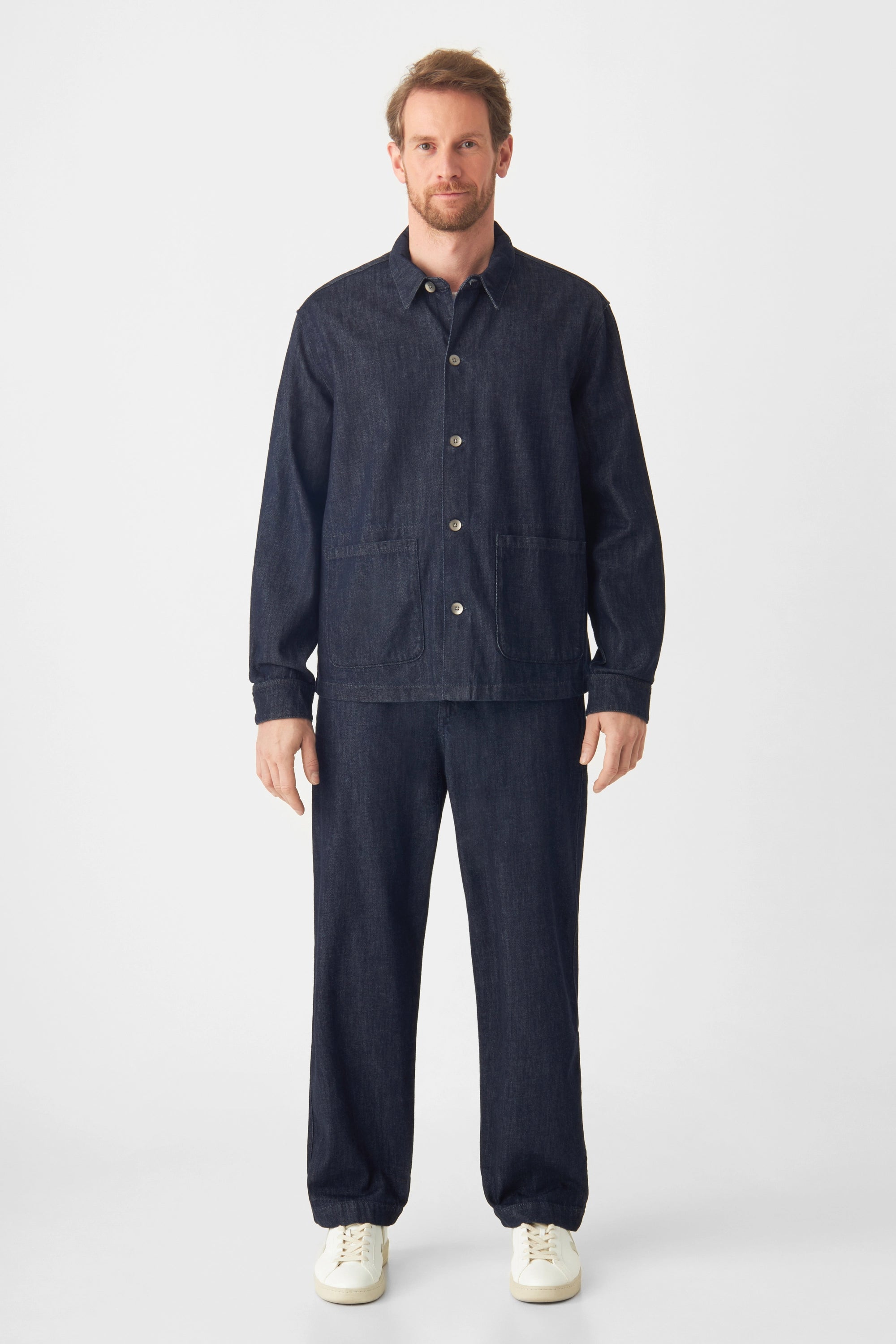 Mann trägt Raw Blue SORRY Lightweight Hemp Shacket – lockere Hemdjacke mit Buttonfront und aufgesetzten Fronttaschen.