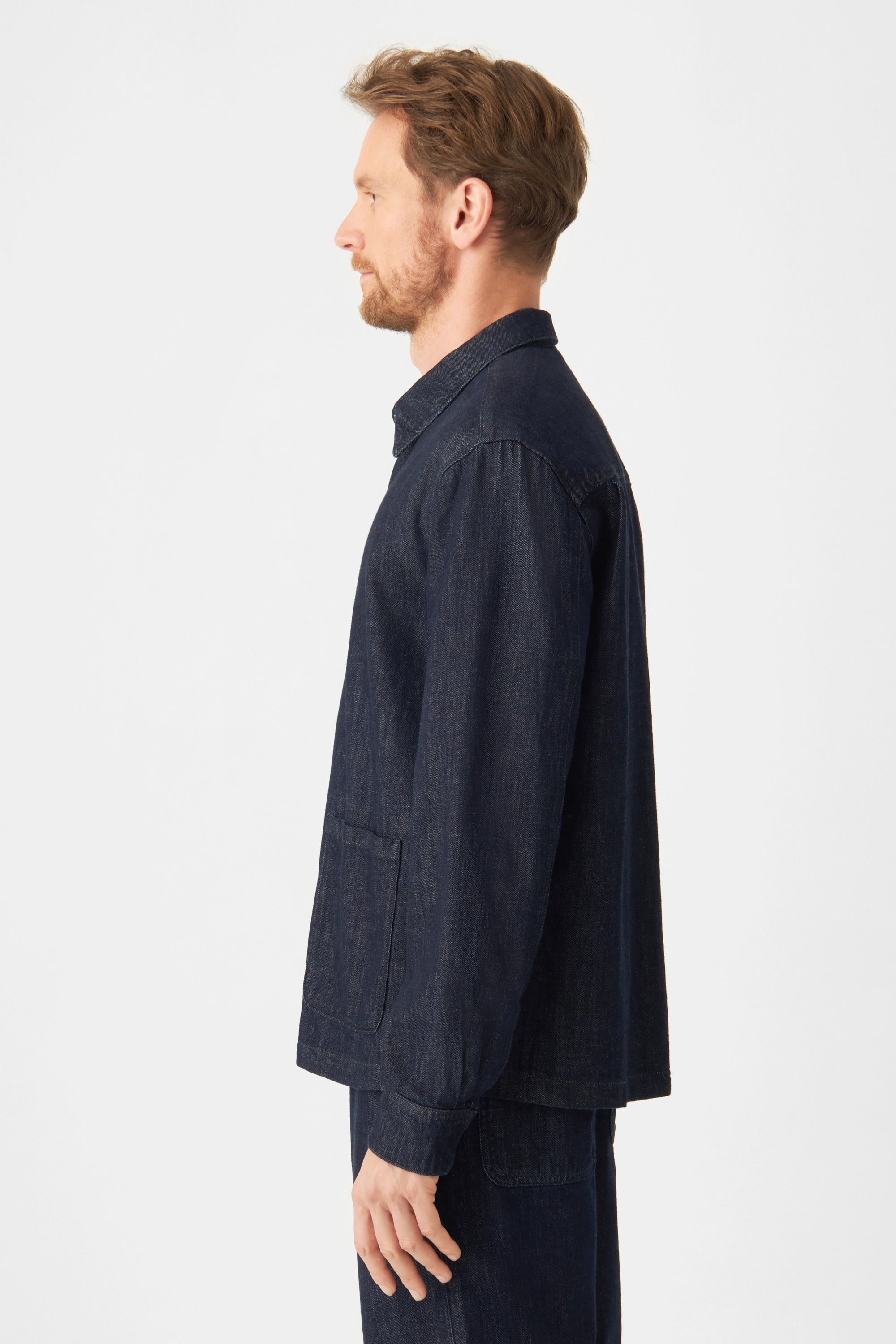 Mann in Raw Blue: SORRY Lightweight Hemp Shacket, lockere Passform, Seitenansicht, Fronttaschen.