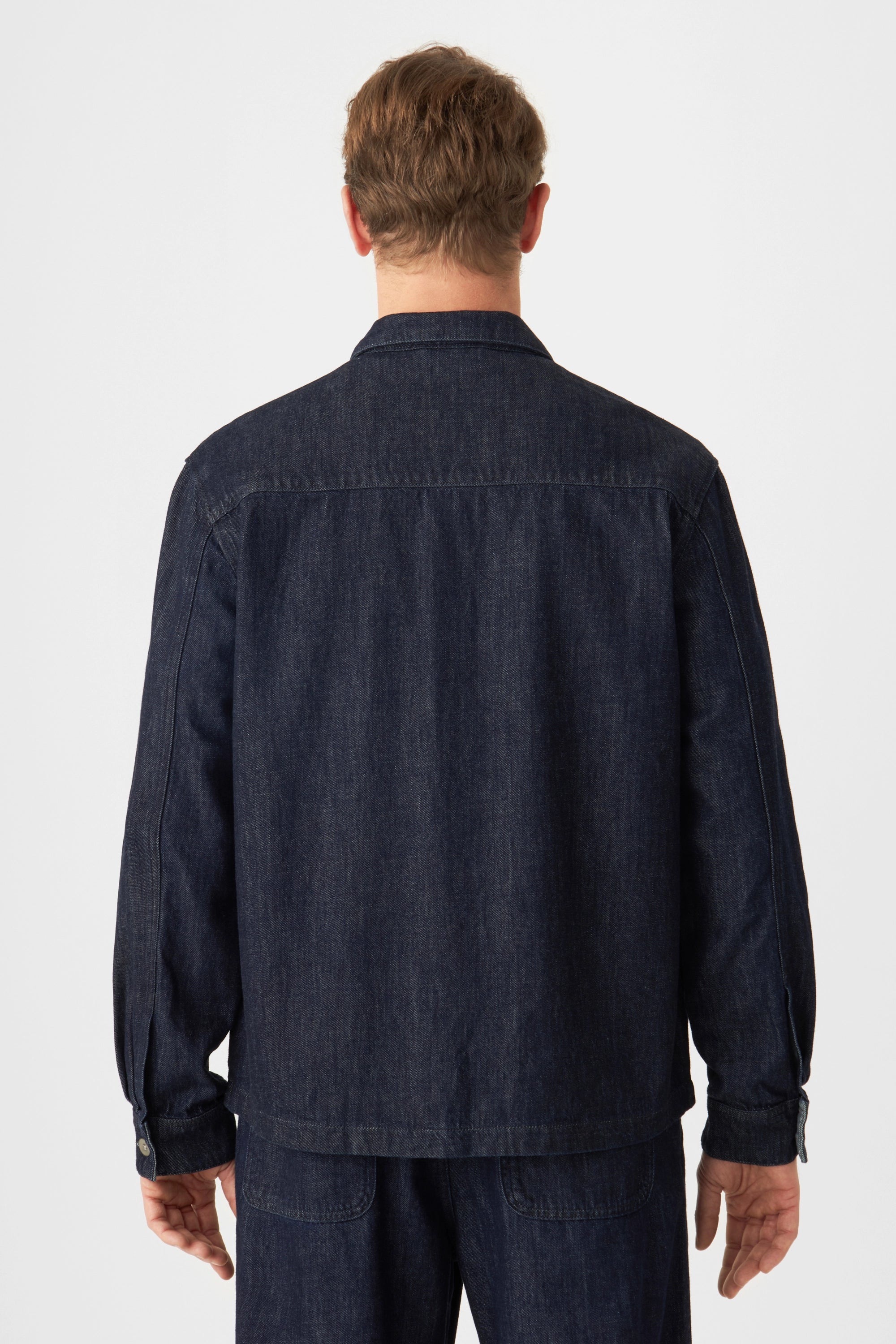 Rückenansicht eines Mannes in einer leichten Shacket in Raw Blue aus Bio-Baumwolle und Hanf – lockere Passform.