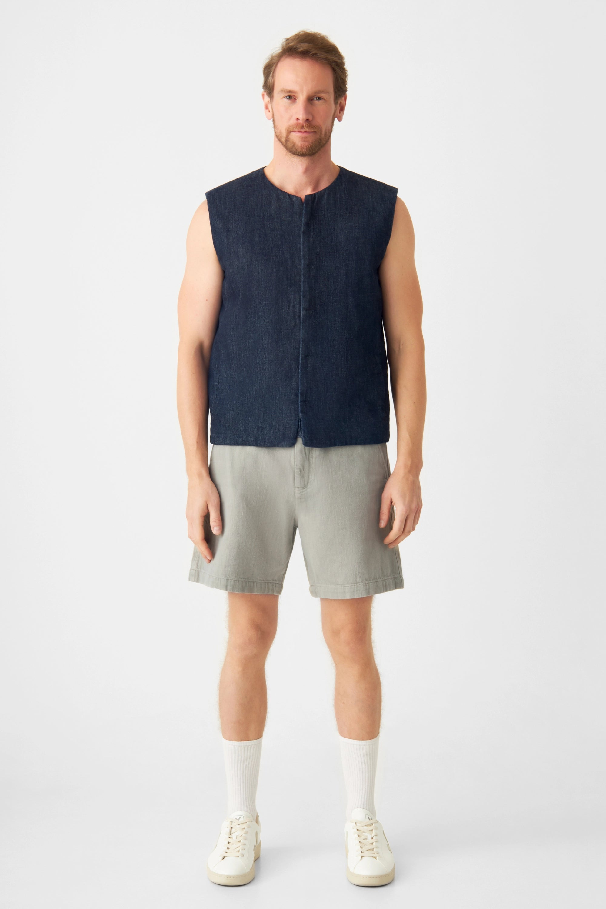 KASHEW leichte Hanf-gepaddete Weste in Raw Blue, ärmellos mit verdeckter Knopfleiste und eingearbeitete Fronttaschen in der Teilungsnaht.