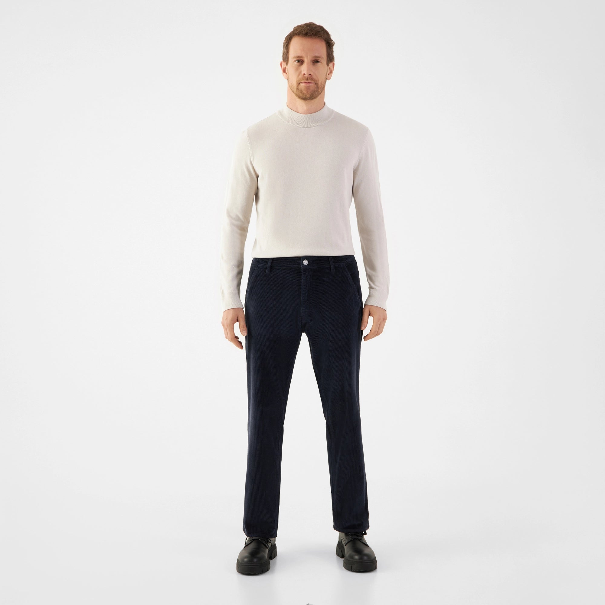 Model trägt Dark Navy MANE Relaxed Straight Corduroy Hose – mittelhoher Bund, lockerer Sitz, gerader Beinverlauf, schräge Fronttaschen.