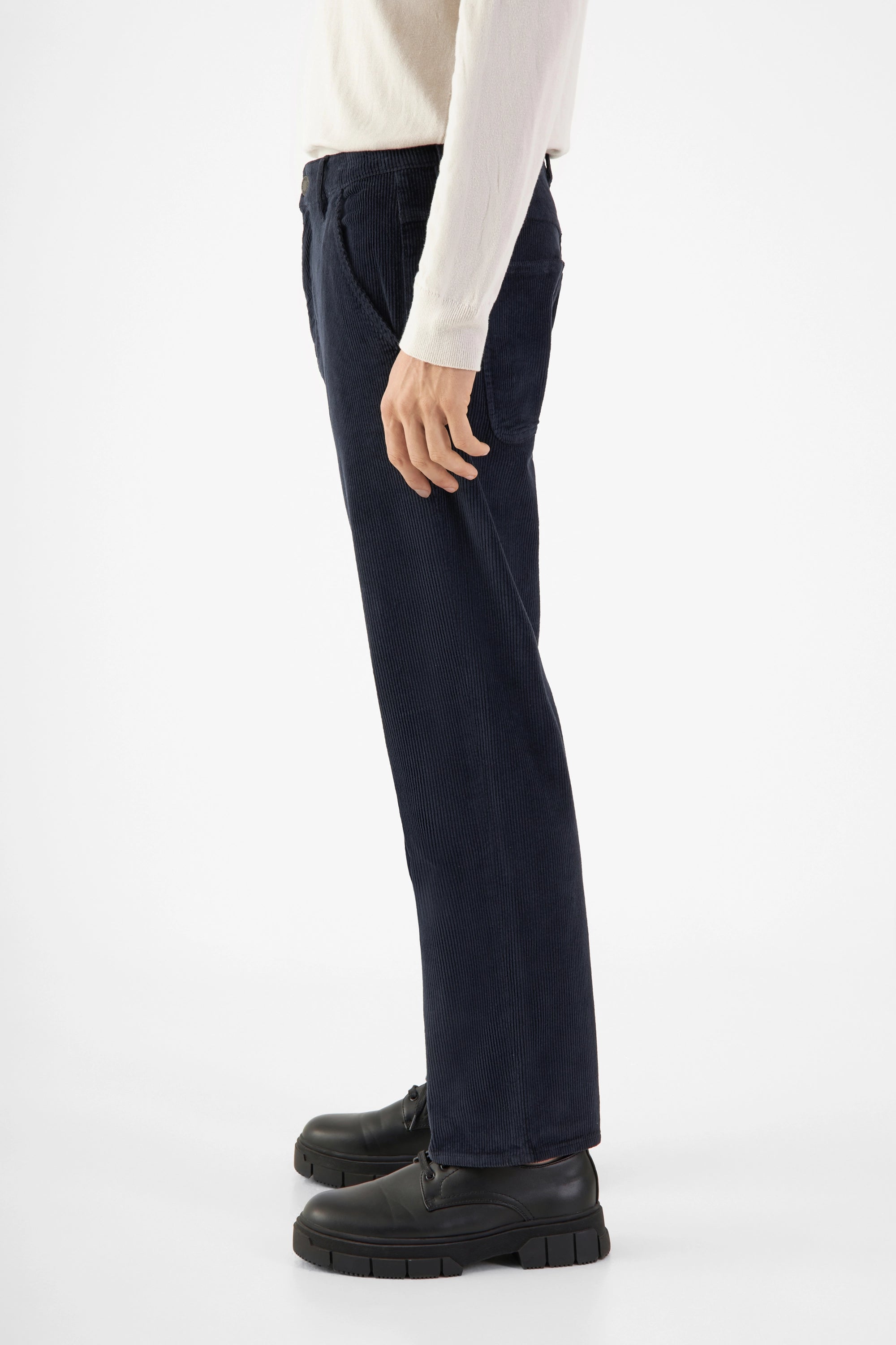 Dunkelblaue MANE Corduroy Hose, Relaxed Straight, mittelhoher Bund, lockerer Sitz, gerader Beinverlauf, schräge Fronttaschen.