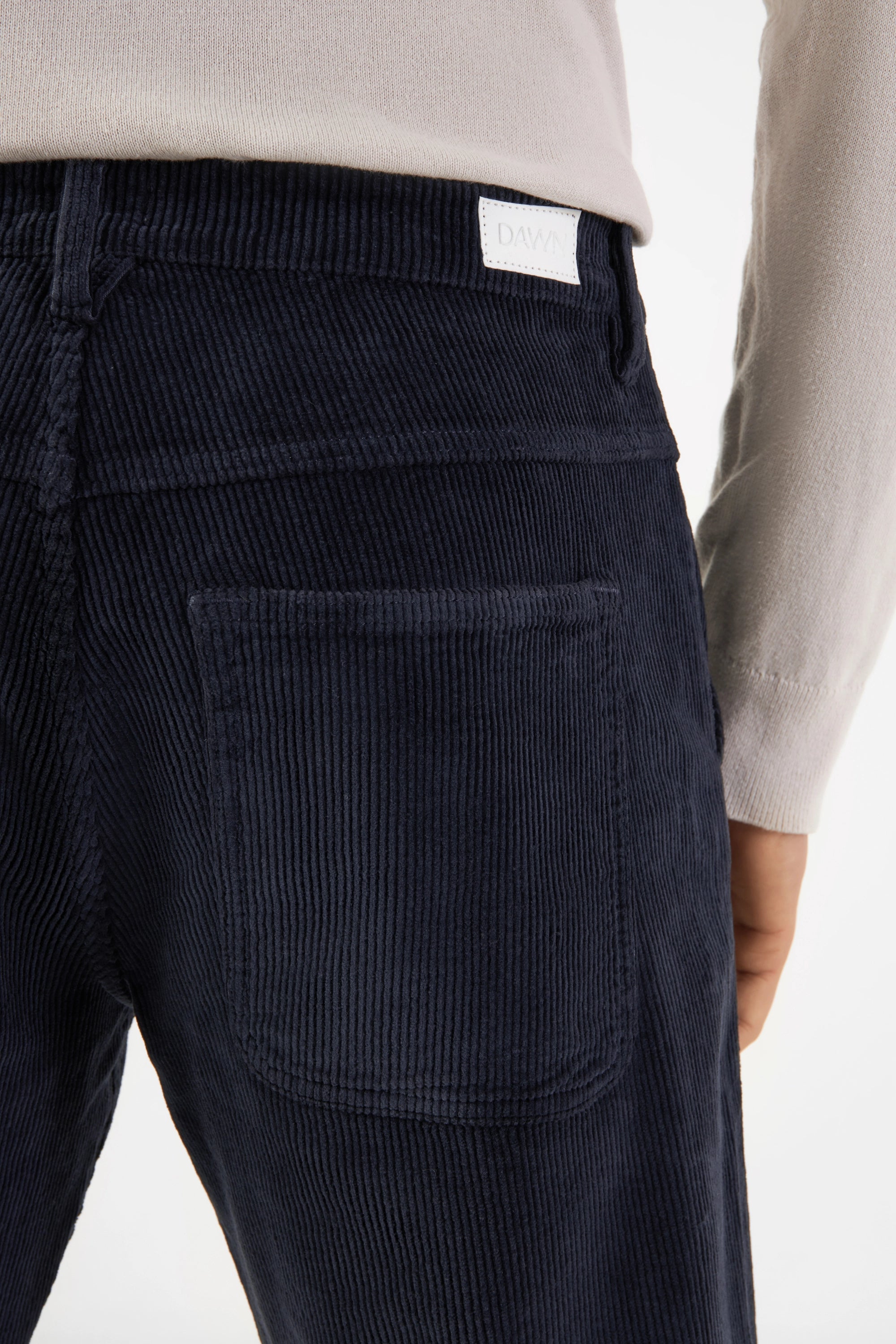 Dunkelblaue MANE Corduroy-Hose im relaxed straight Fit, sichtbare Rücken-Pocket, Bund mit DAWN-Label, Organic Stretch Cord.