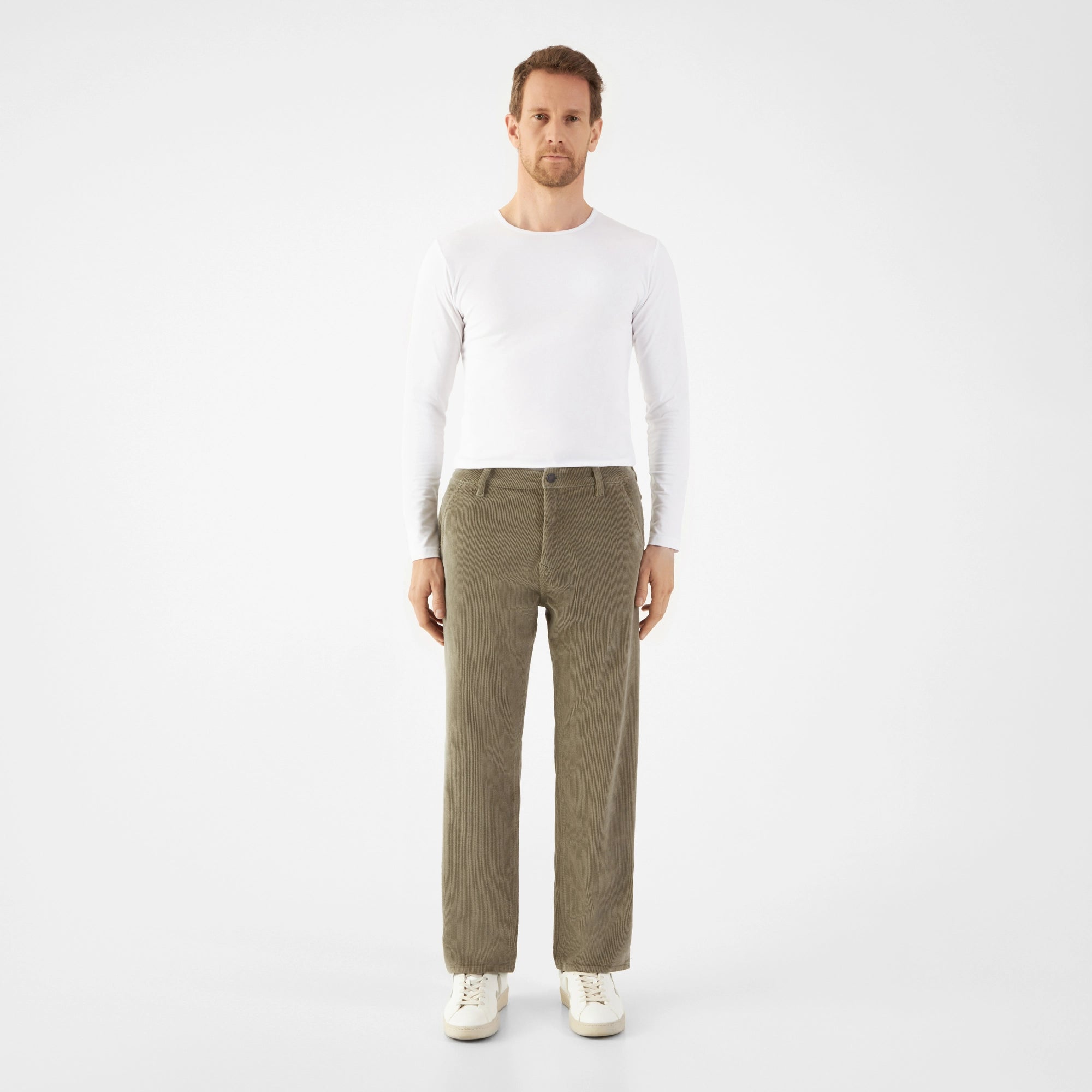 MANE Relaxed Straight Corduroy Hose in Sage Green – Frontansicht, locker geschnitten, mittelhoher Bund, gerader Beinverlauf.