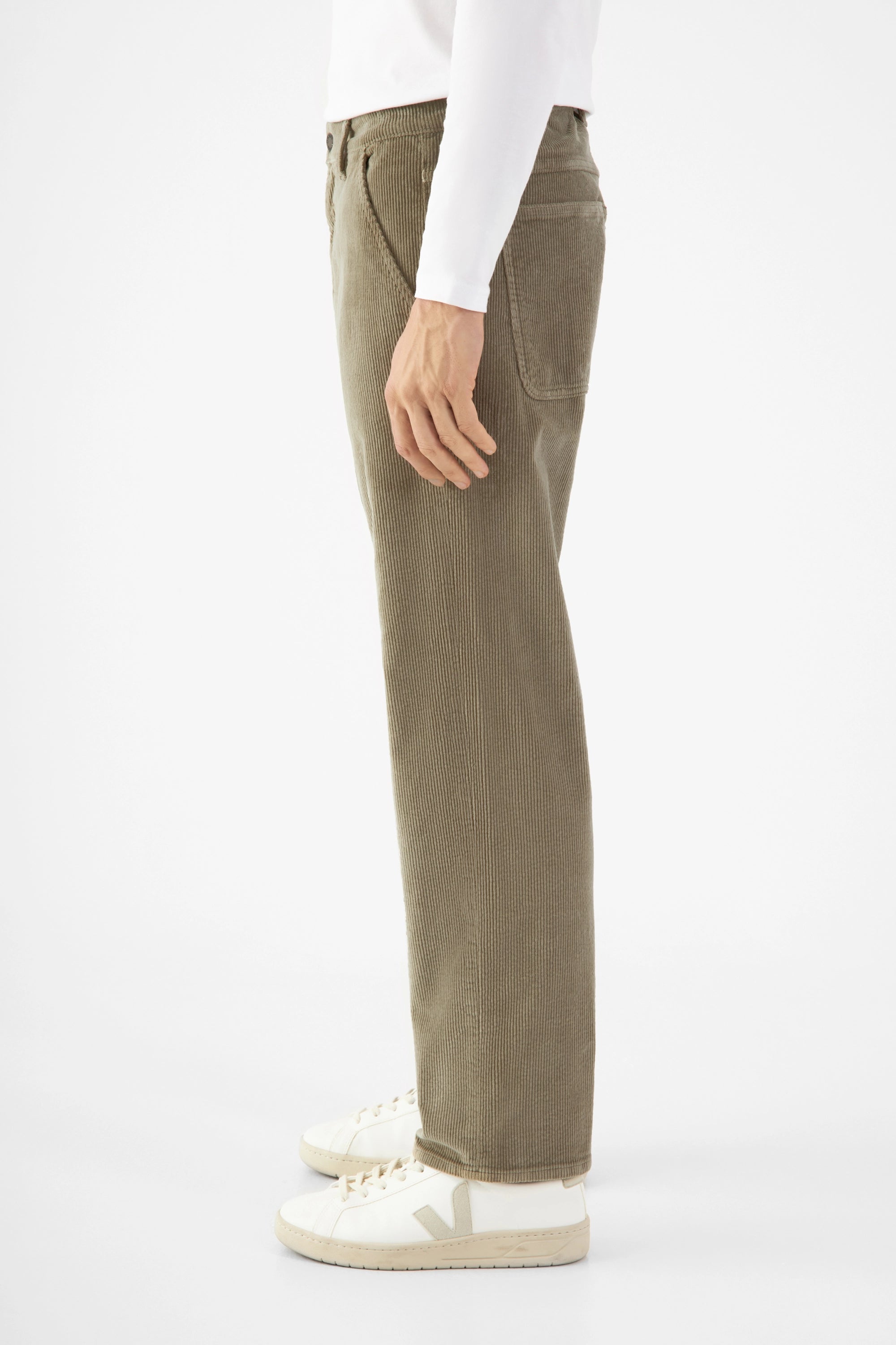 MANE Relaxed Straight Corduroy Hose, Sage Green, mittelhoher Bund, lockerer Sitz an Hüfte und Oberschenkel, gerader Beinverlauf; schräge Fronttaschen.