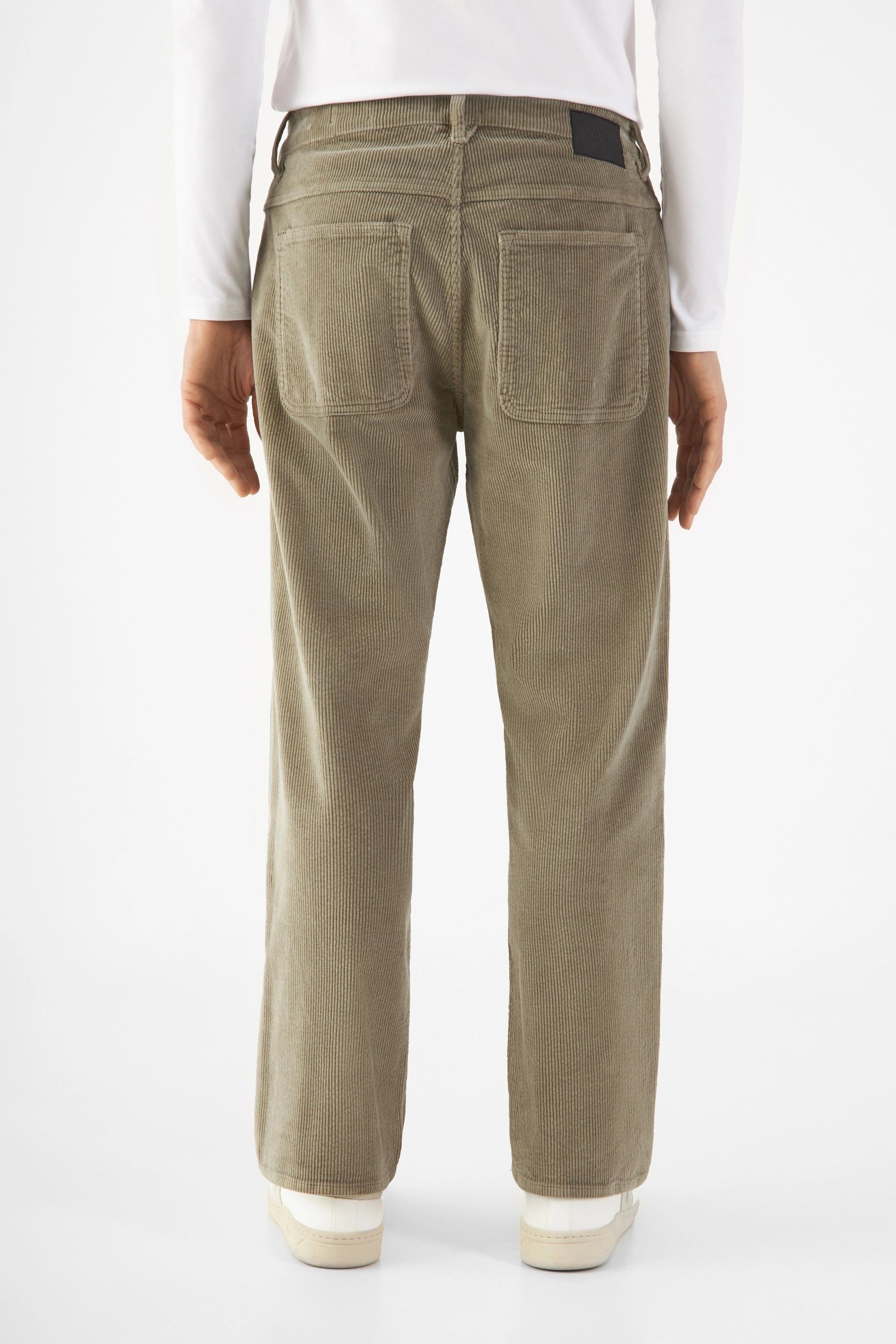 MANE Relaxed Straight Corduroy Hose in Sage Green, Rückansicht mit zwei Rücktaschen, mittelhoher Bund, gerader Beinverlauf.