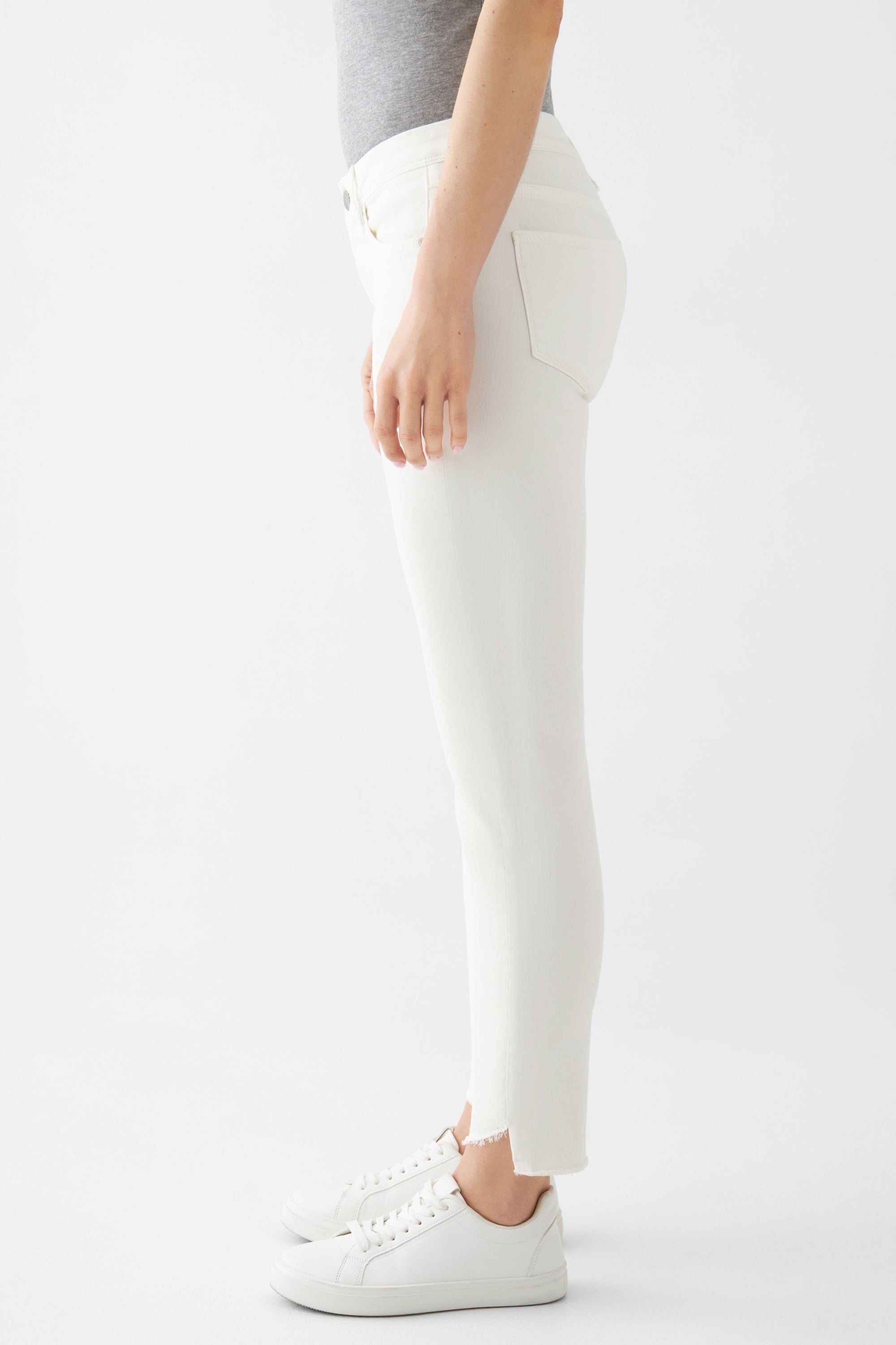 Weiße MID SUN Slim-Fit Jeans aus Organic Comfortstretch, seitliche Ansicht; offener Saum mit Sicherheitsnaht.