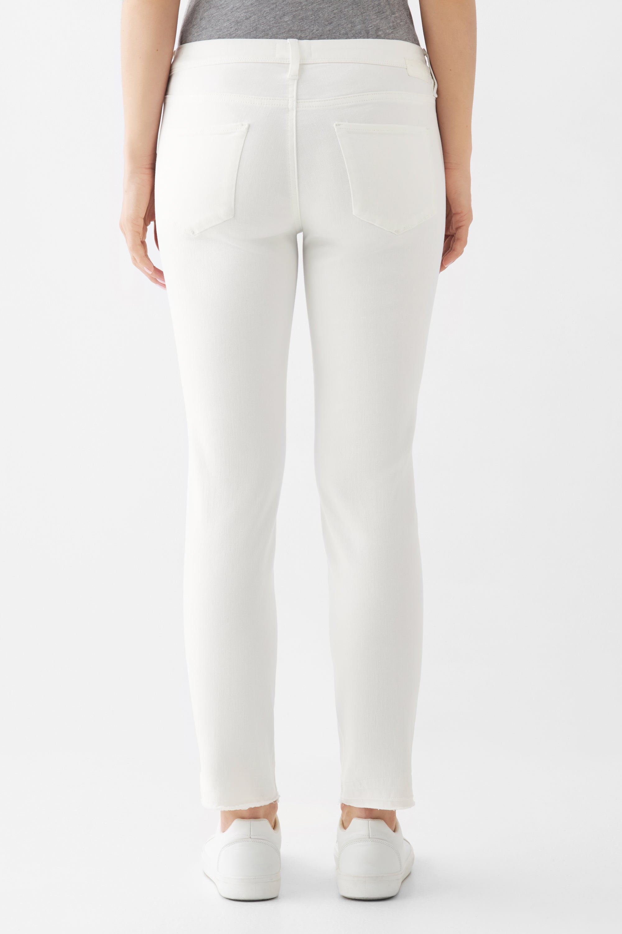 Weiße MID SUN Slim-Fit Jeans aus Organic Comfortstretch, Rückansicht mit zwei Gesäßtaschen und bequemer Hüftpassform.